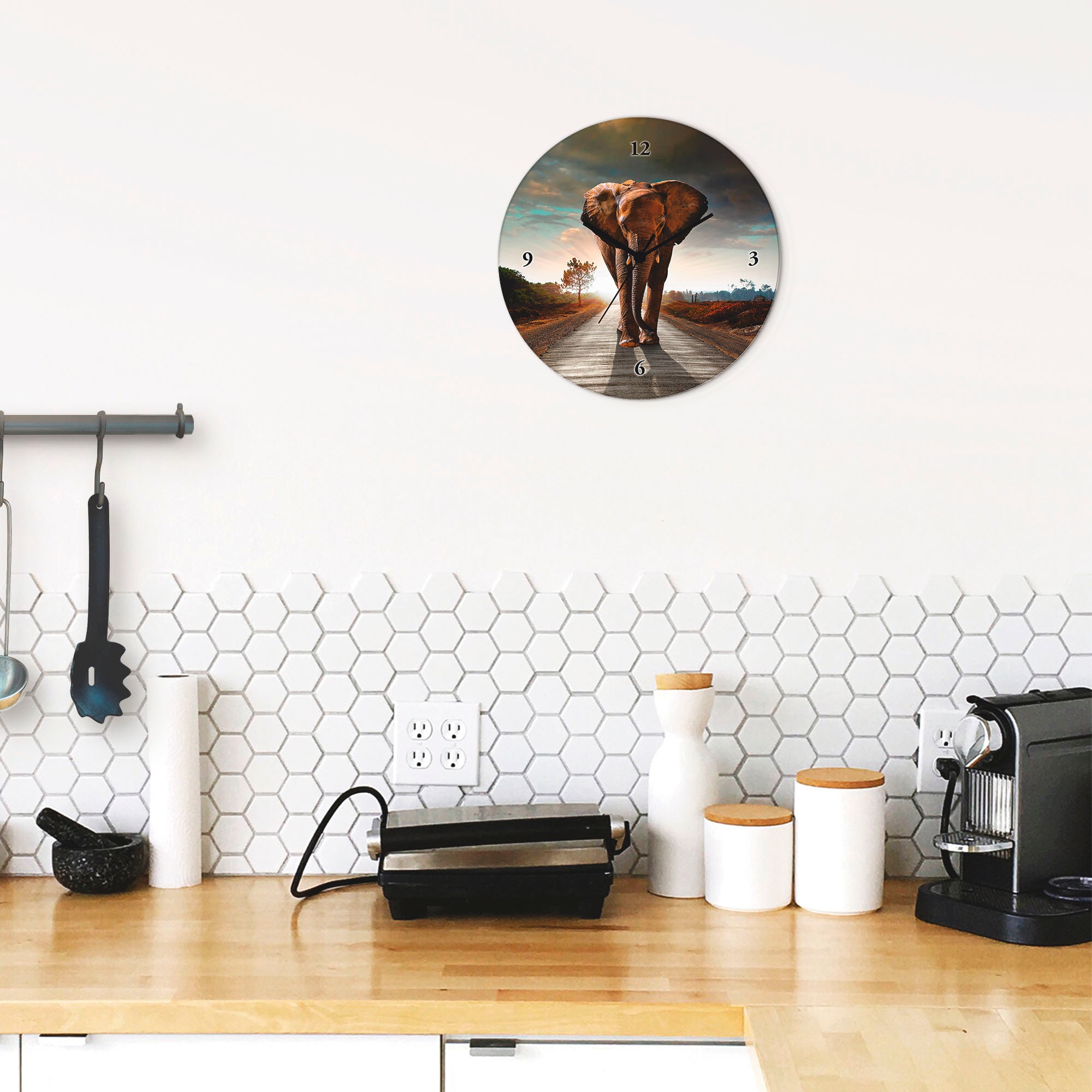 Artland Wanduhr »Ein Elefant läuft auf der Strasse« wahlweise mit Quarz- oder Funkuhrwerk, lautlos ohne Tickgeräusche