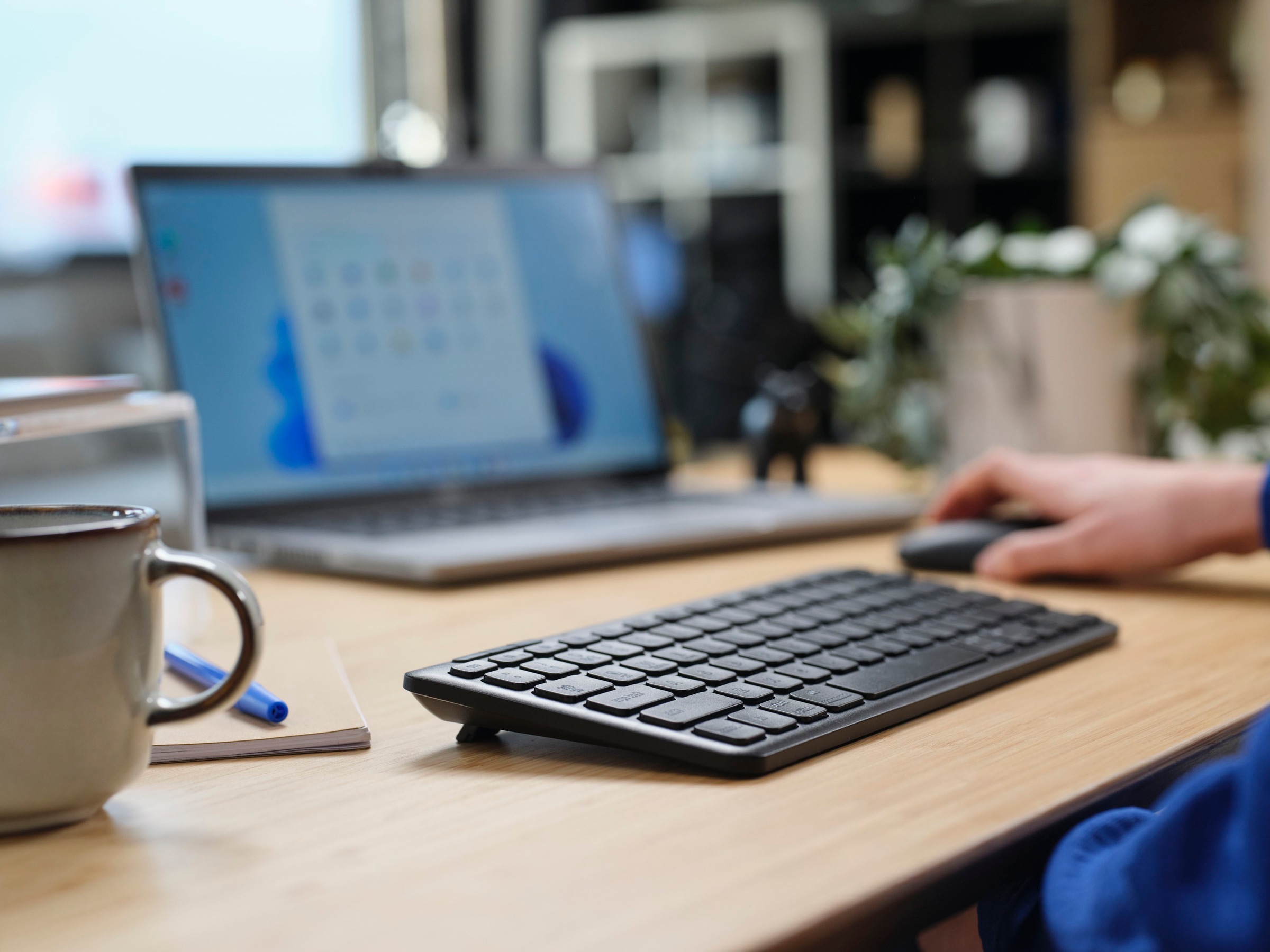 Trust Wireless-Tastatur »Lyra Kompakte Funktastatur«, (USB-Anschluss-Anpassbare Höhe-Multimedia-Tasten)