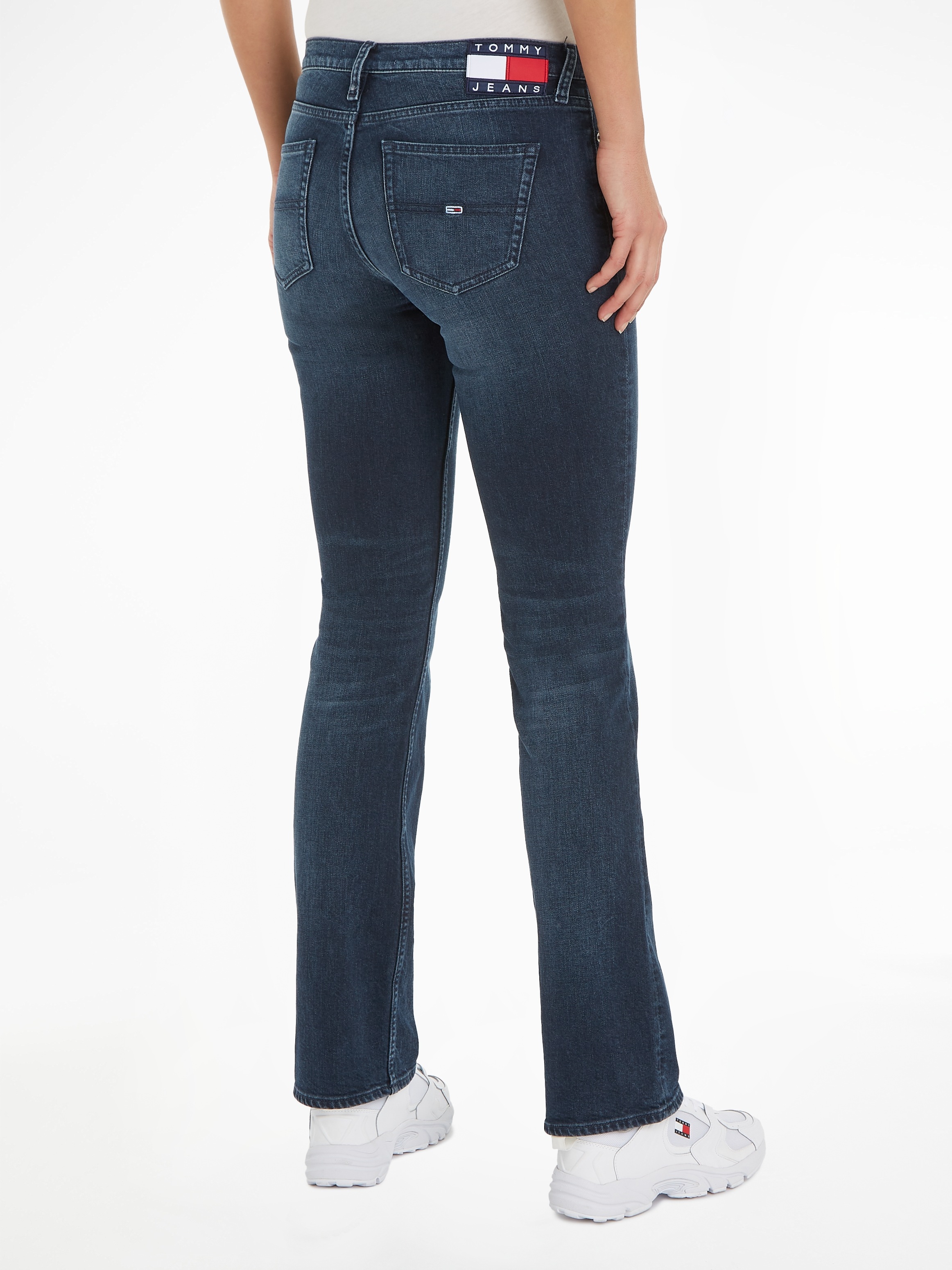 ♕ Tommy Jeans Bootcut-Jeans »MADDIE MR BC DG5161«, mit Logobadge und  Logostickerei versandkostenfrei bestellen