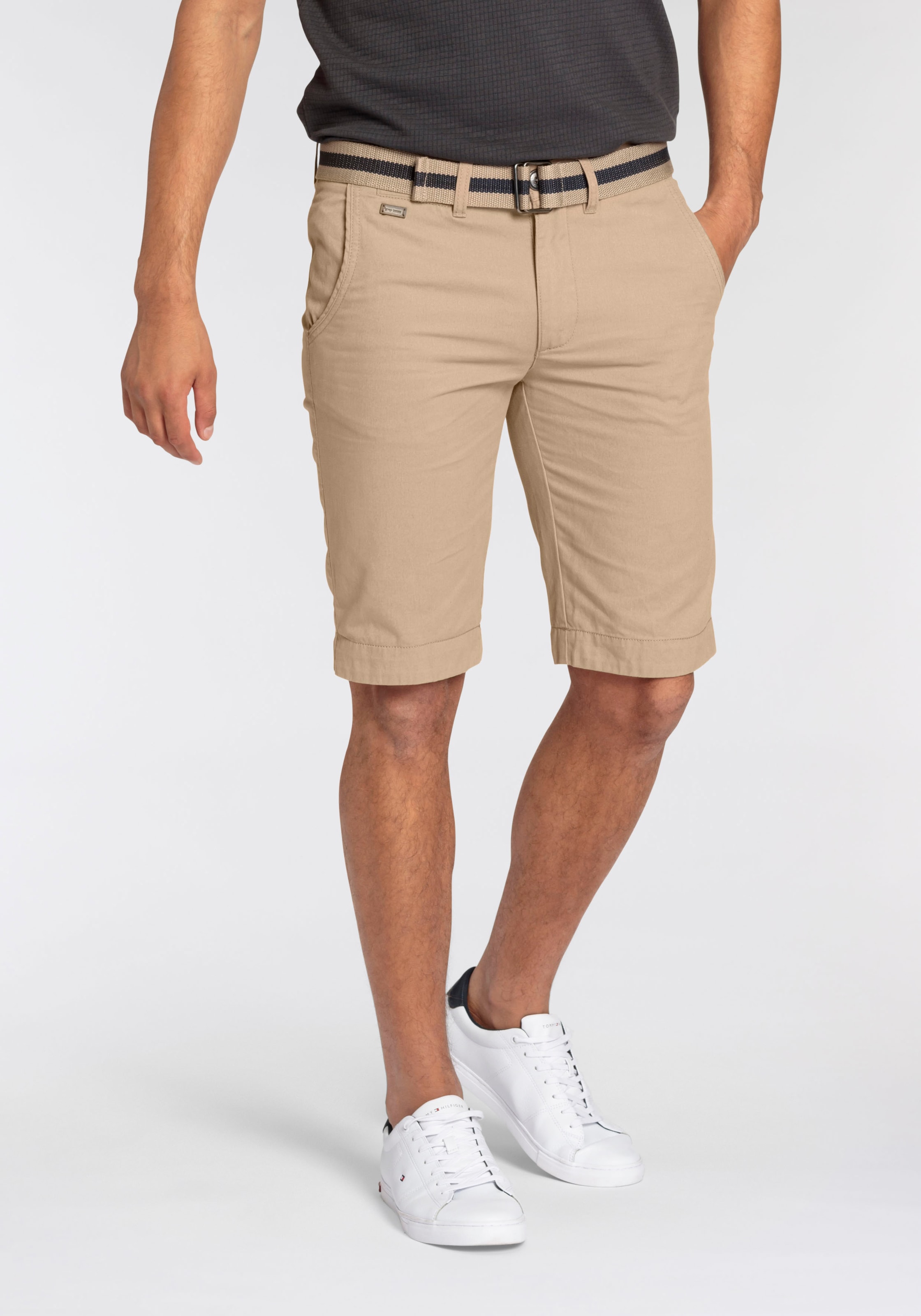 Bruno Banani Chinoshorts, inklusive Gürtel