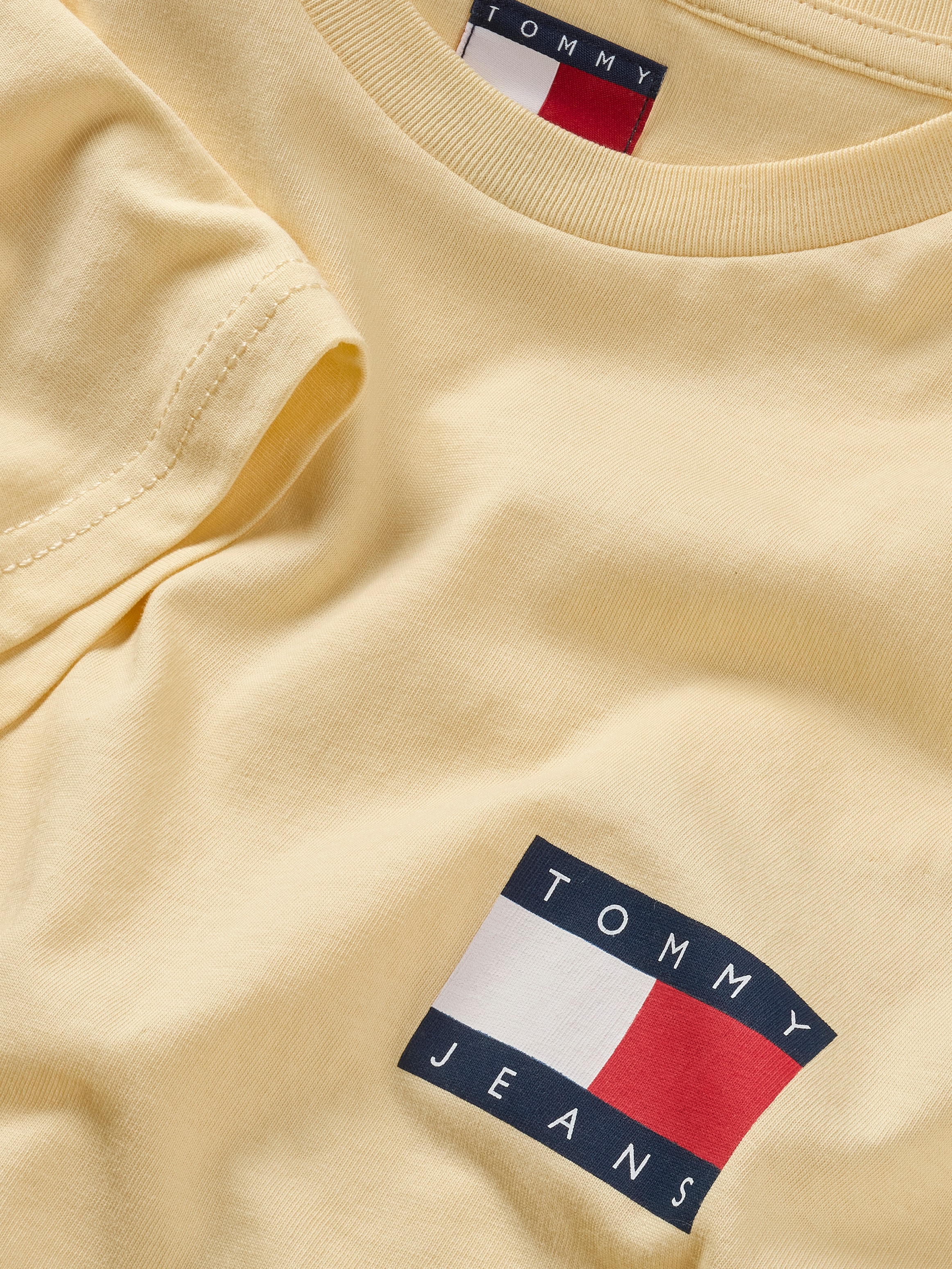Tommy Jeans T-Shirt »TJM SLIM ESSENTIAL FLAG TEE EXT«, Mit Rundhalsausschnitt