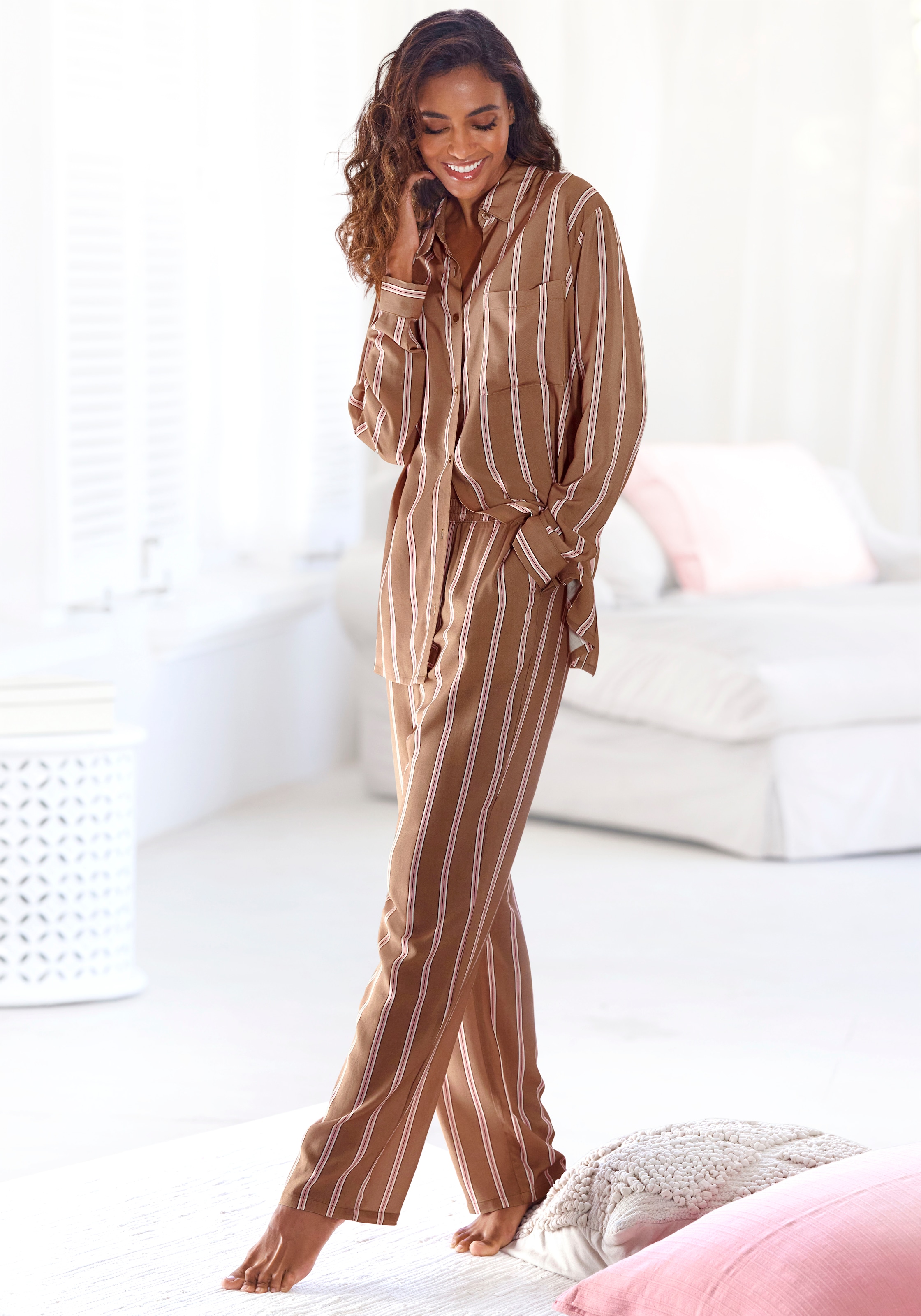 Image of LASCANA Pyjama Set, 2 tlg. im klassischen Stil