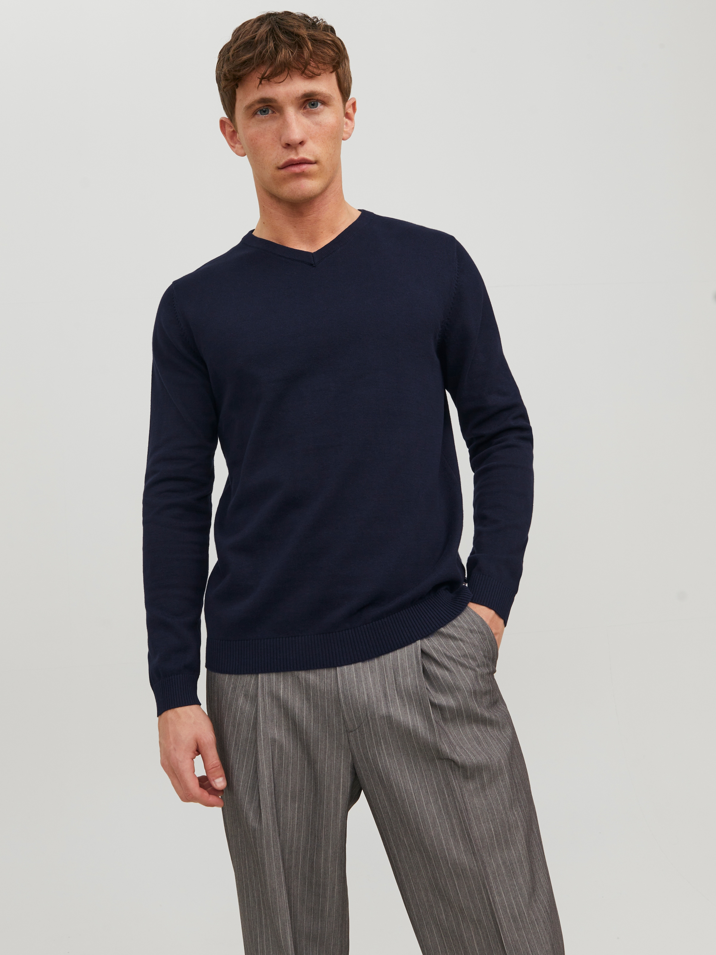 Jack & Jones V-Ausschnitt-Pullover »JJEBASIC mit V-Ausschnitt, ideal für Herbst und Alltag« unifarben, modisch, slim fit, Baumwolle, V-Ausschnitt