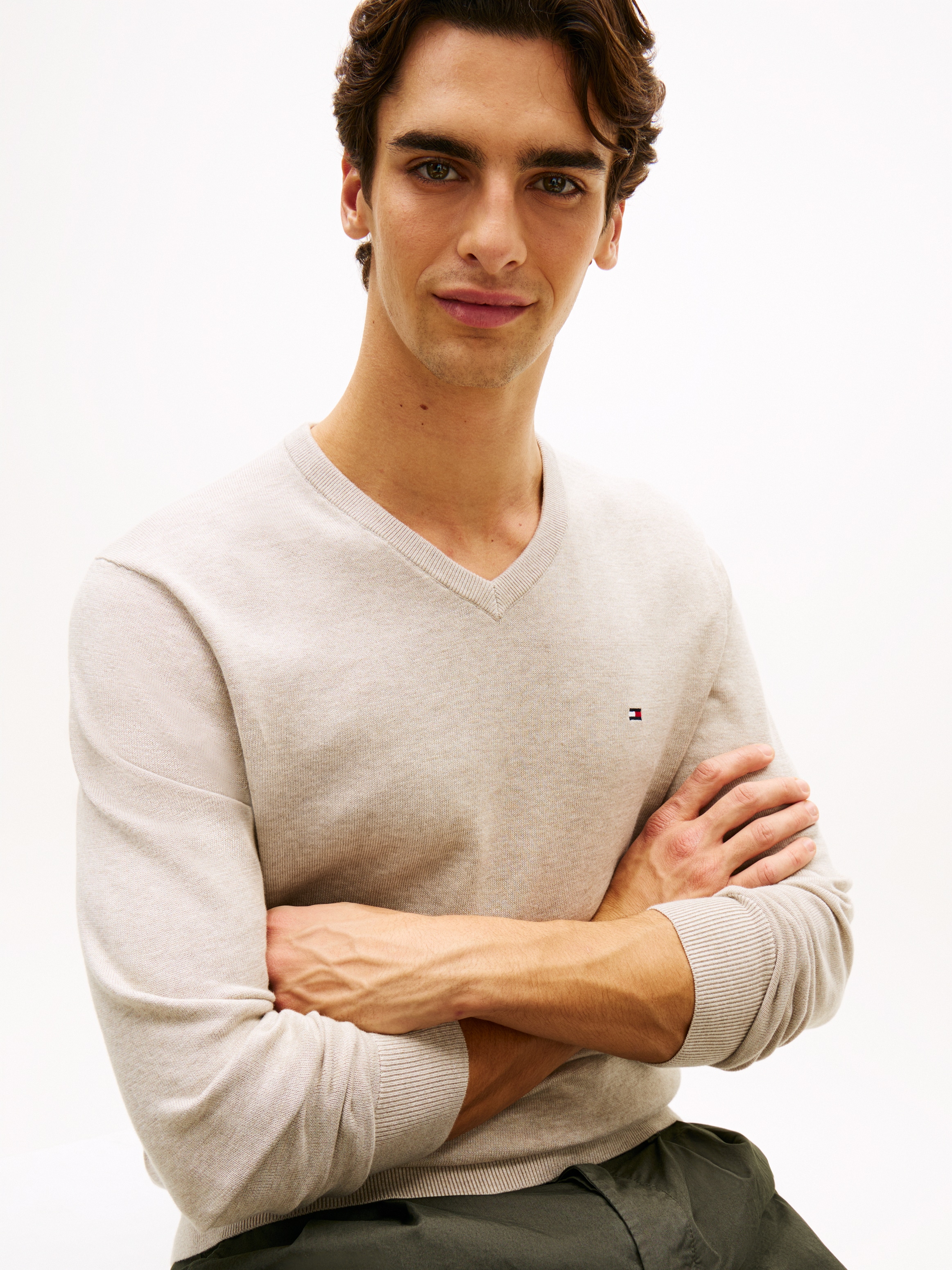 Tommy Hilfiger Pull en tricot »ESSENTIAL COTTON V NECK mit V-Ausschnitt und Stickerei« Uni, décontracté, coupe régulière, coton, col en V