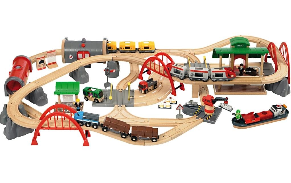 BRIO® Spielzeug-Eisenbahn »Strassen & Schienen Bahn Set Deluxe«