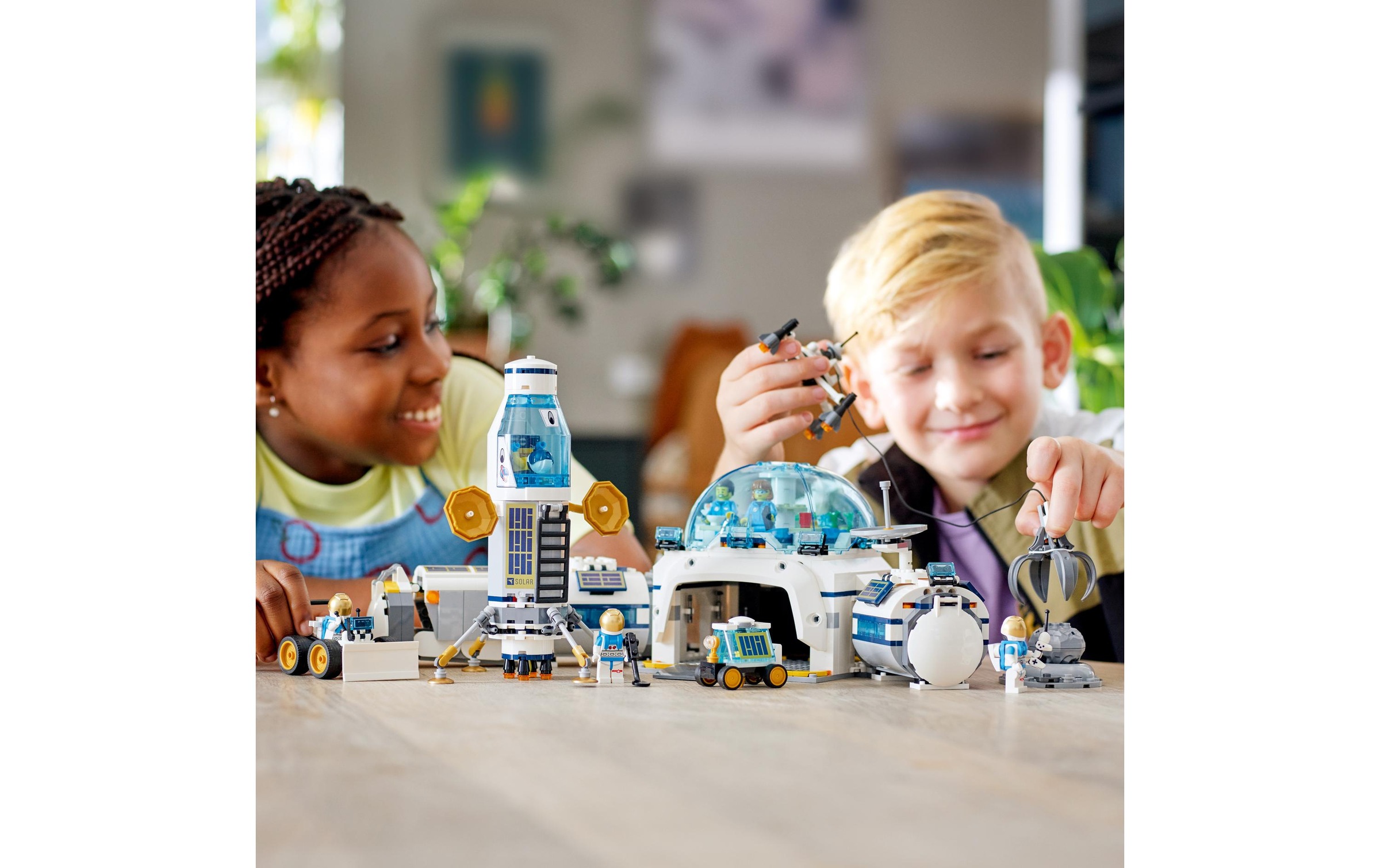 LEGO® Spielbausteine »Mond-Forschungsbasis 603«, (786 St.)