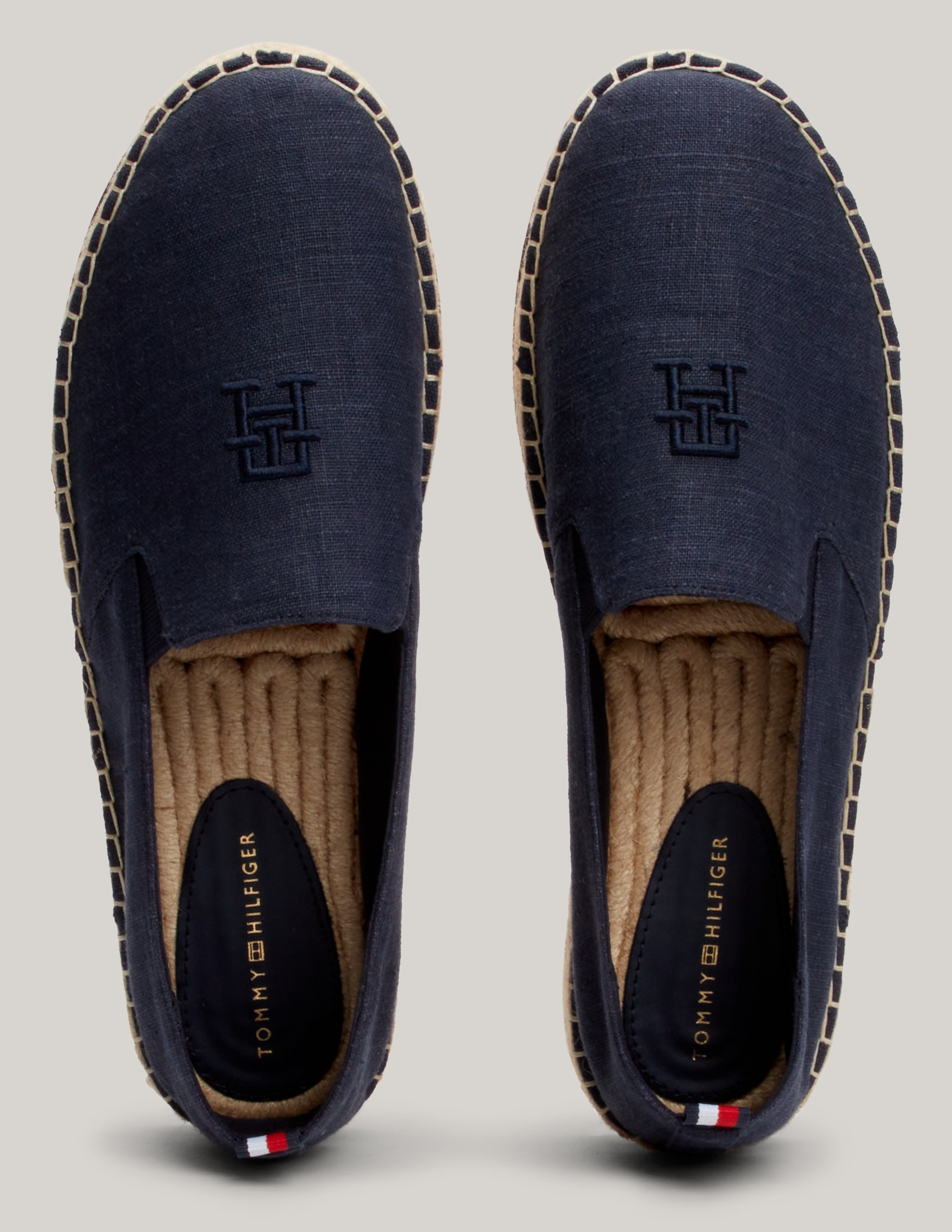 Tommy Hilfiger Espadrille »TH EMBROIDERED CANVAS FLATFORM«, Sommerschuh, Schlupfschuh, Slipper mit bastbezogenem Plateau