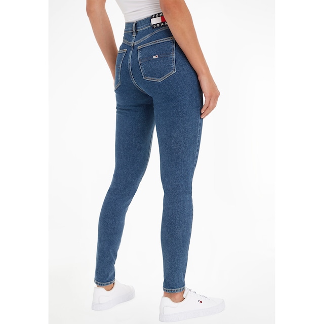 ♕ Tommy Jeans Skinny-fit-Jeans »Nora«, mit Tommy Jeans Label-Badge & Passe  hinten versandkostenfrei kaufen