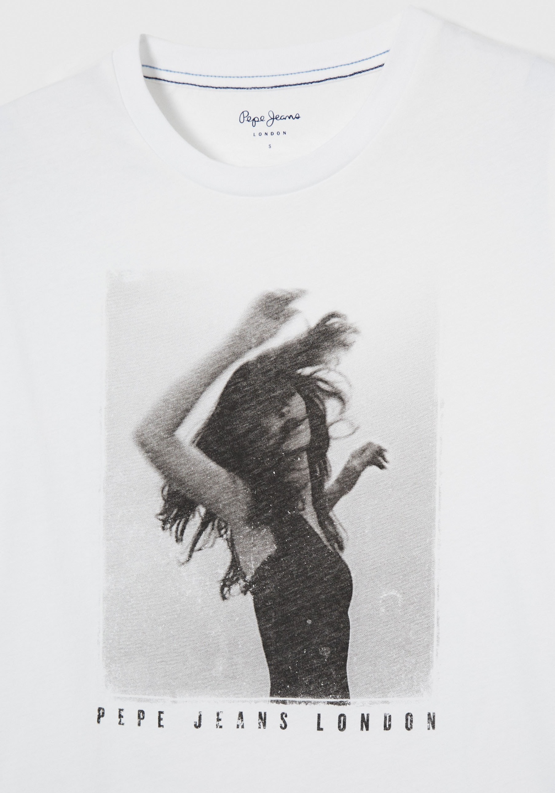 Pepe Jeans T-Shirt »SONYA«, in figurbetonter Passform und mit tollem markentypischem Frontprint
