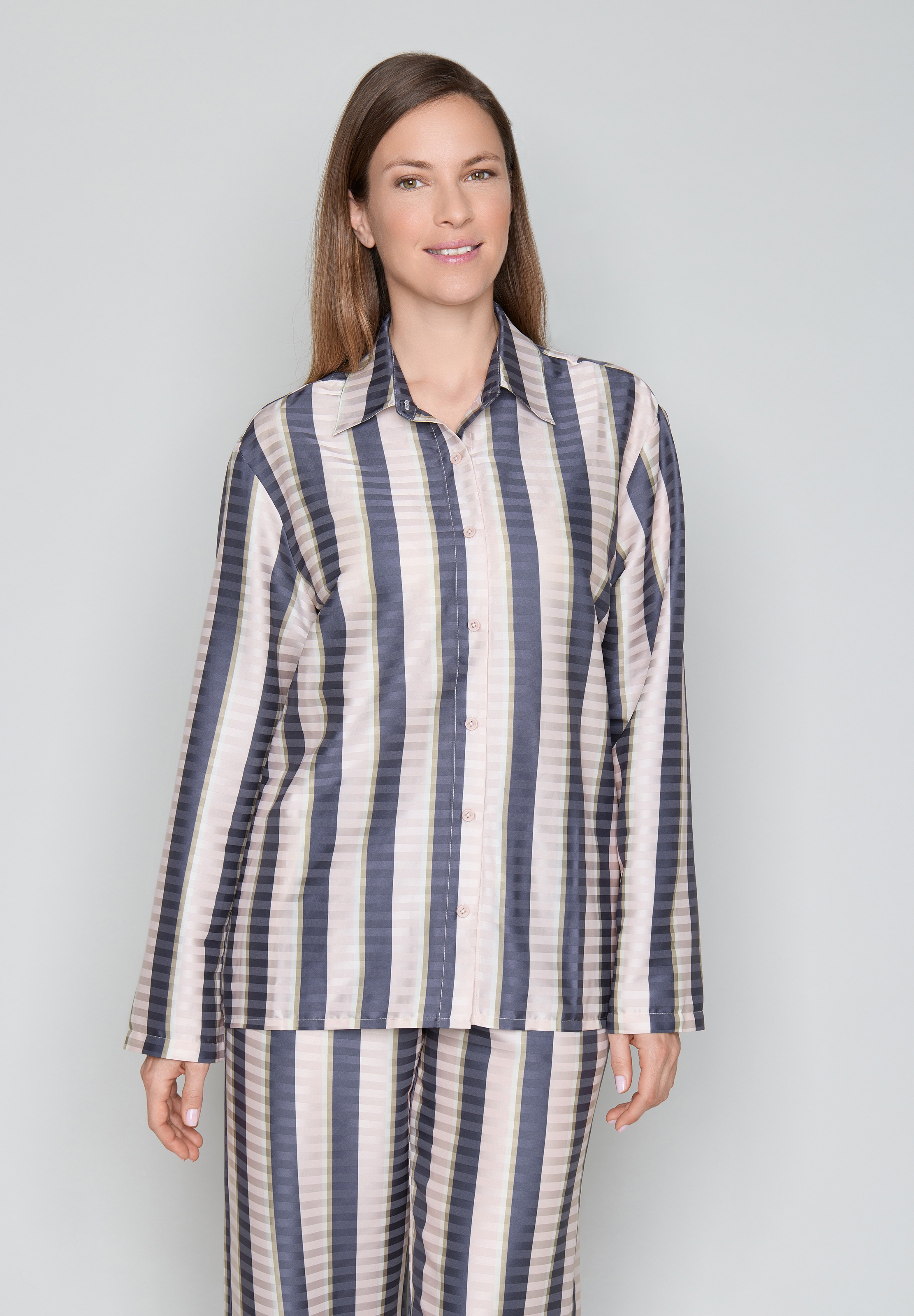 Image of JOOP Pyjamaoberteil lockerer, bequemer Fit, Langarm, mit V-Ausschnitt und Kragen