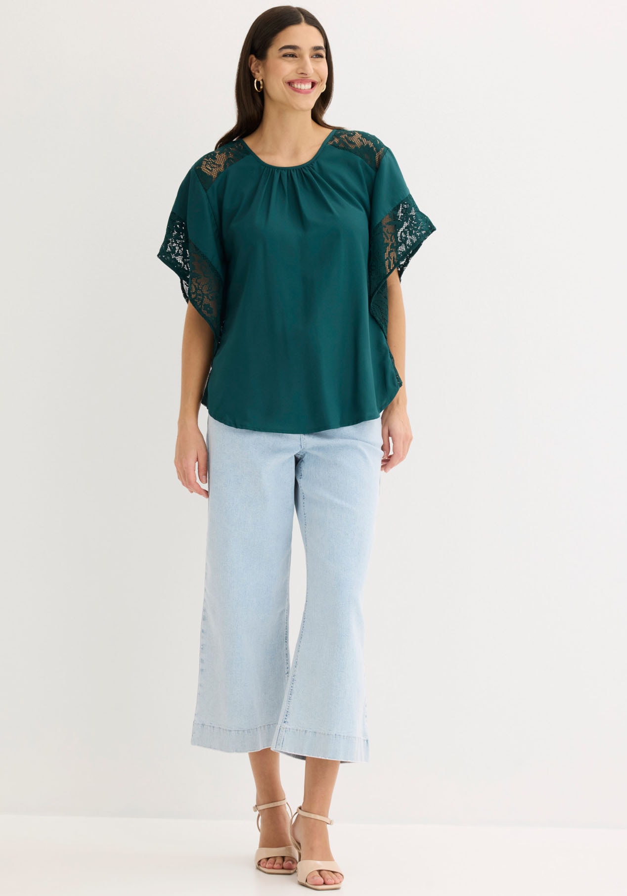 bonprix Blouse à manches longues figurumspielende Passform, aus Polyester, mit Applikationen