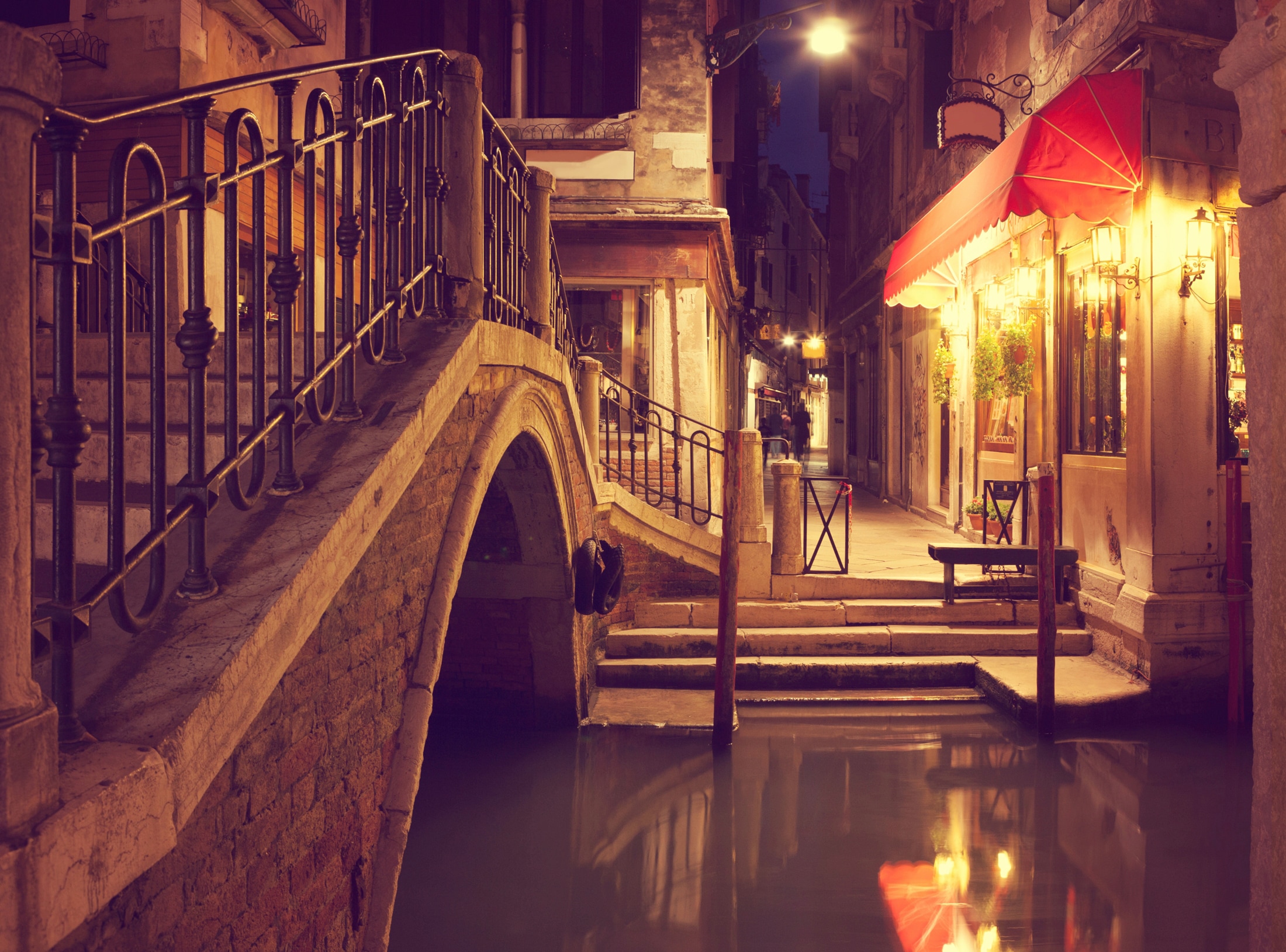 Image of Papermoon Fototapete "VENEDIG-CANAL GASSE ALTSTADT RETRO GASSE BLUMEN MAUER" Motiv