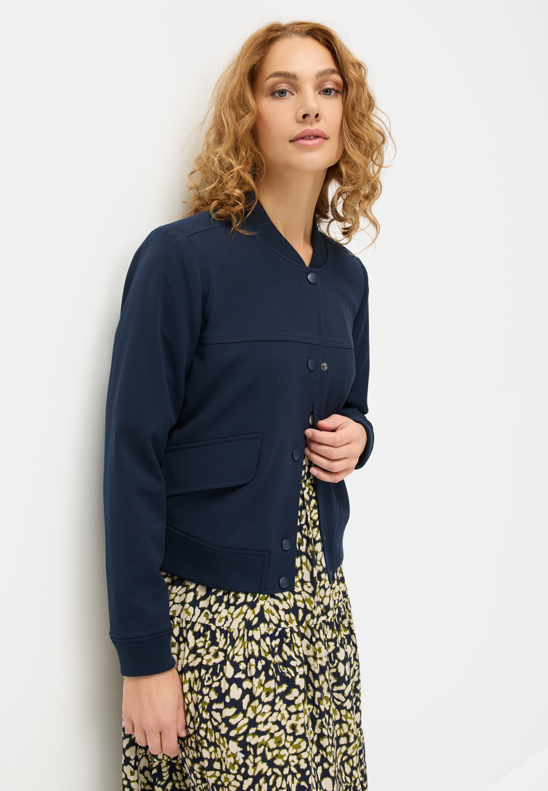 LASCANA Veste bomber »mit Druckknöpfen und Rippstrickbündchen« veste courte légère, veste de mi-saison décontractée, sportive et chic