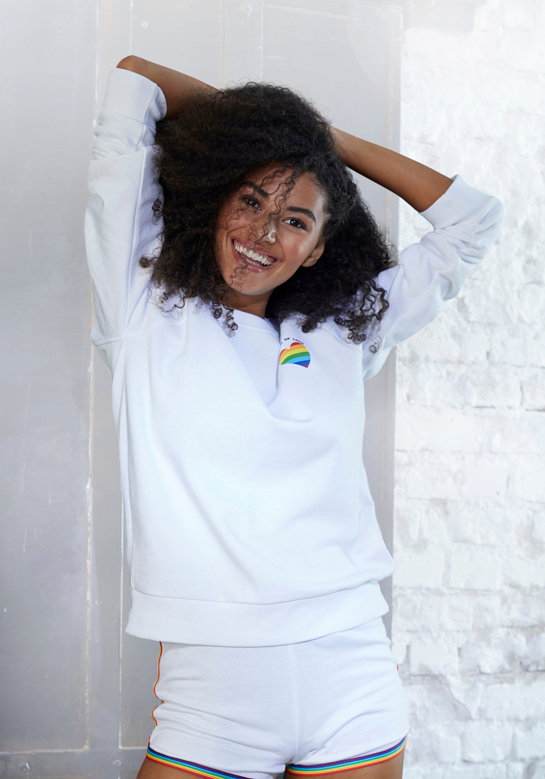 Image of LASCANA Sweater »Pride«, mit Power of Love Patch bei Ackermann Versand Schweiz