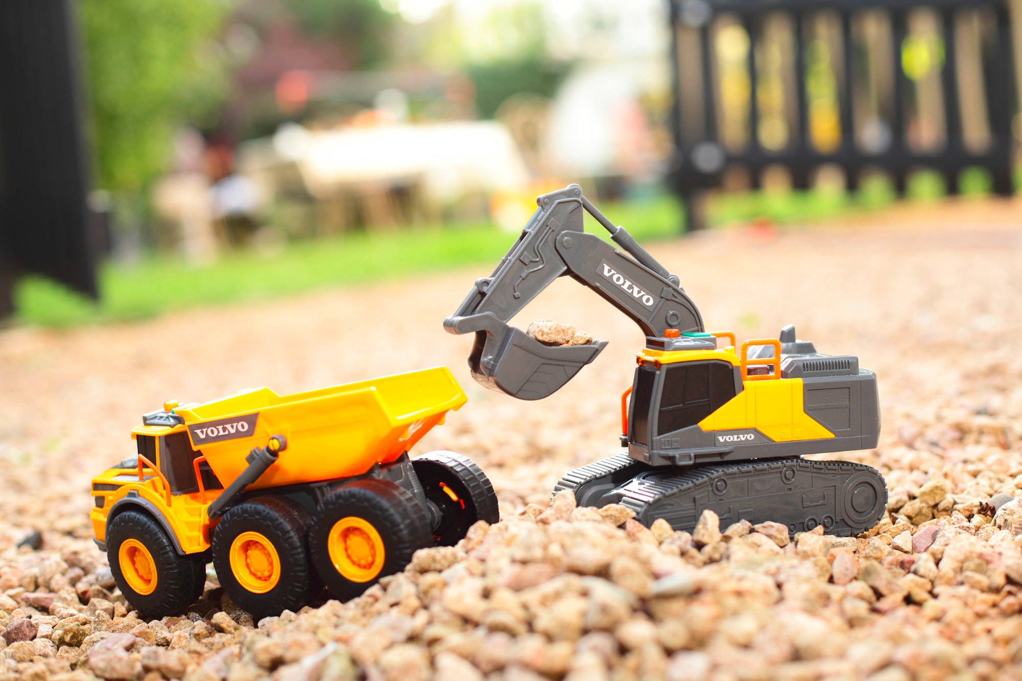 Dickie Toys Spielzeug-Bagger »Volvo Tracked Excavator« mit Licht und Sound