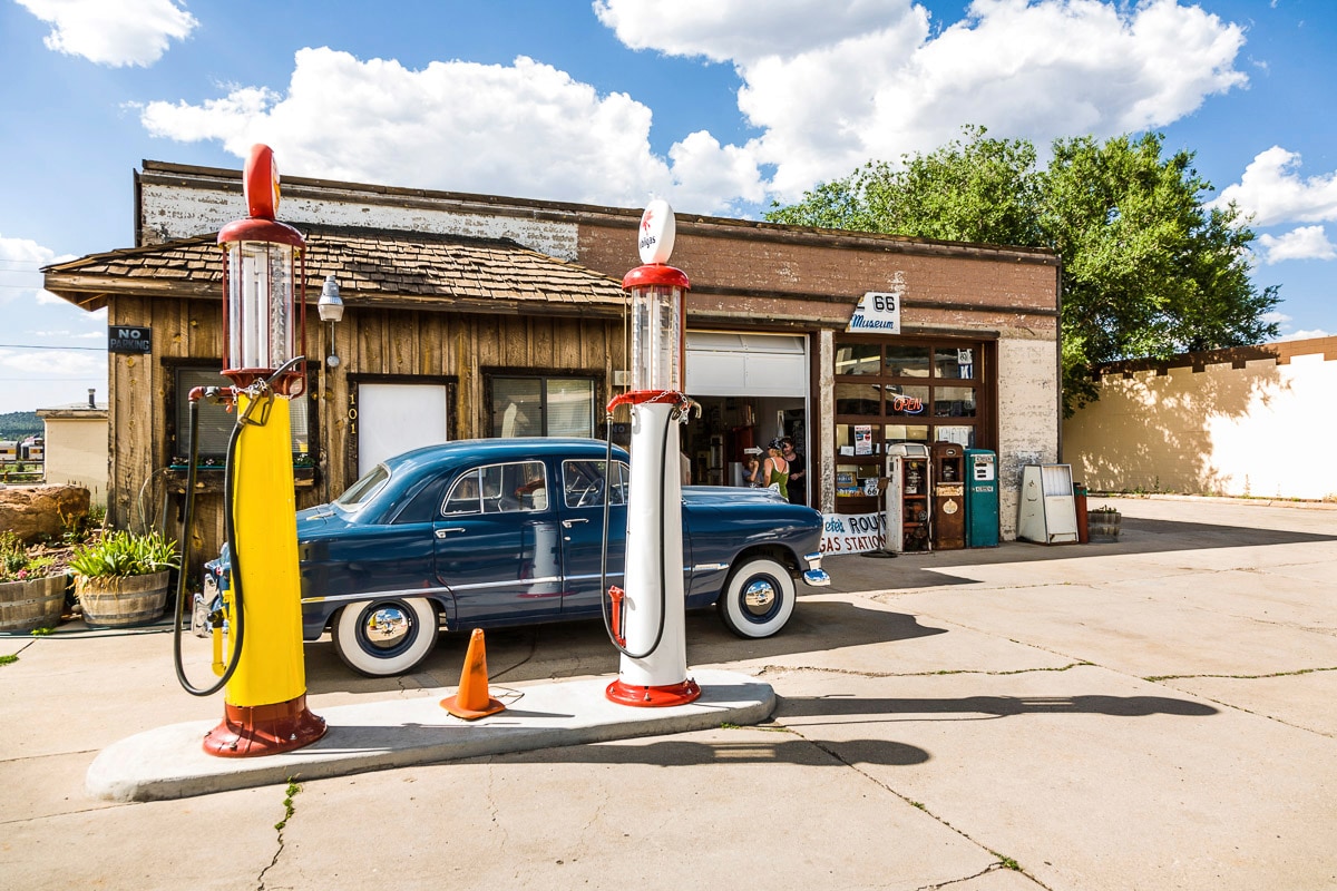 Image of Papermoon Fototapete »RETRO TANKSTELLE-ROUTE 66 VINTAGE OLDTIMER USA CAR XXL«, Vliestapete, hochwertiger Digitaldruck, inklusive Kleister bei Ackermann Versand Schweiz