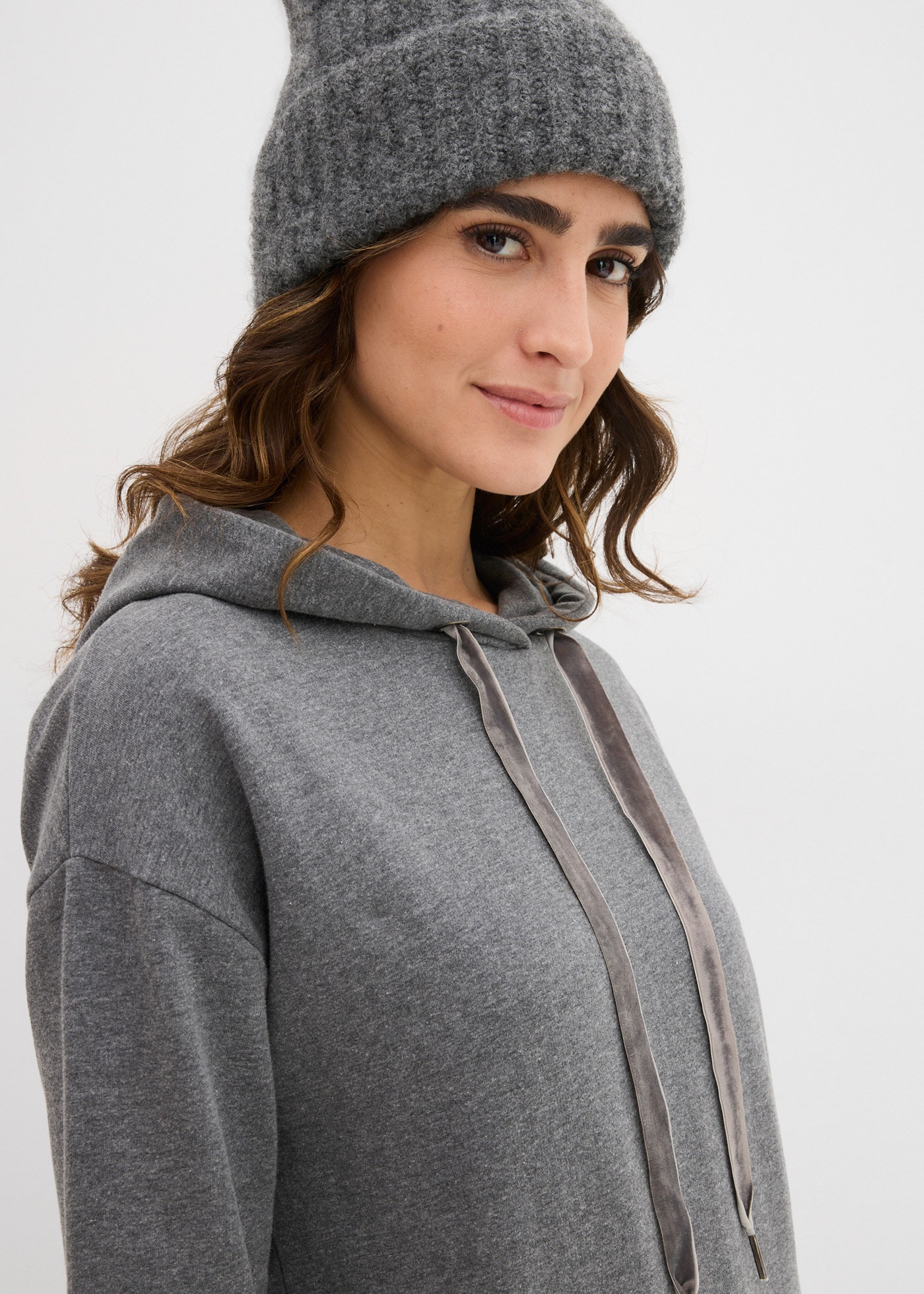 bonprix Robe en sweat »Sweatkleid mit Baumwolle« Poche kangourou mit Kapuze, aus Baumwolle und Viskose, lockere Passform