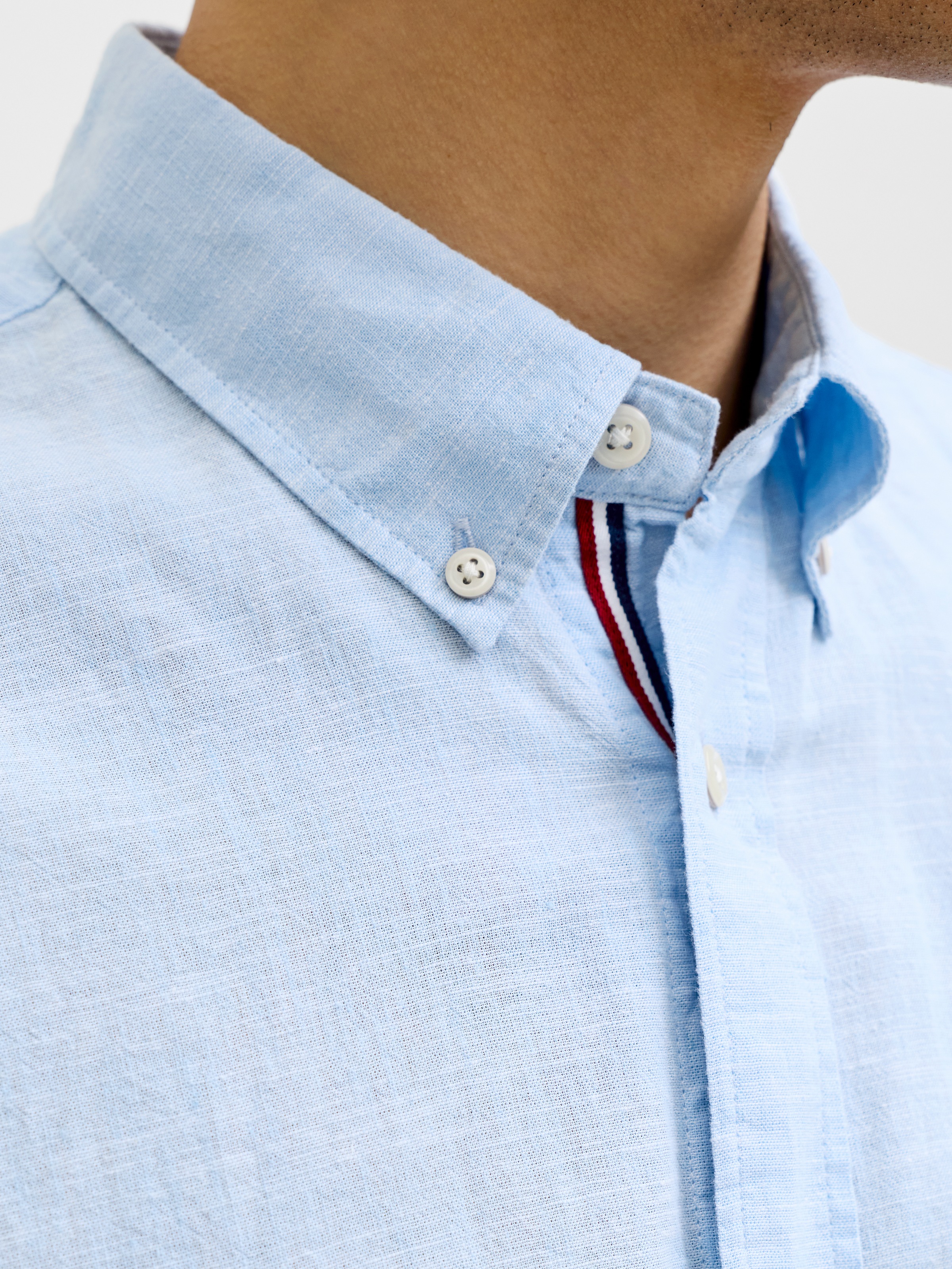Jack & Jones Chemise à manches courtes »JPRBLUSUMMER LIN. BL. SHIELD SS SHIRT SN« avec broderie