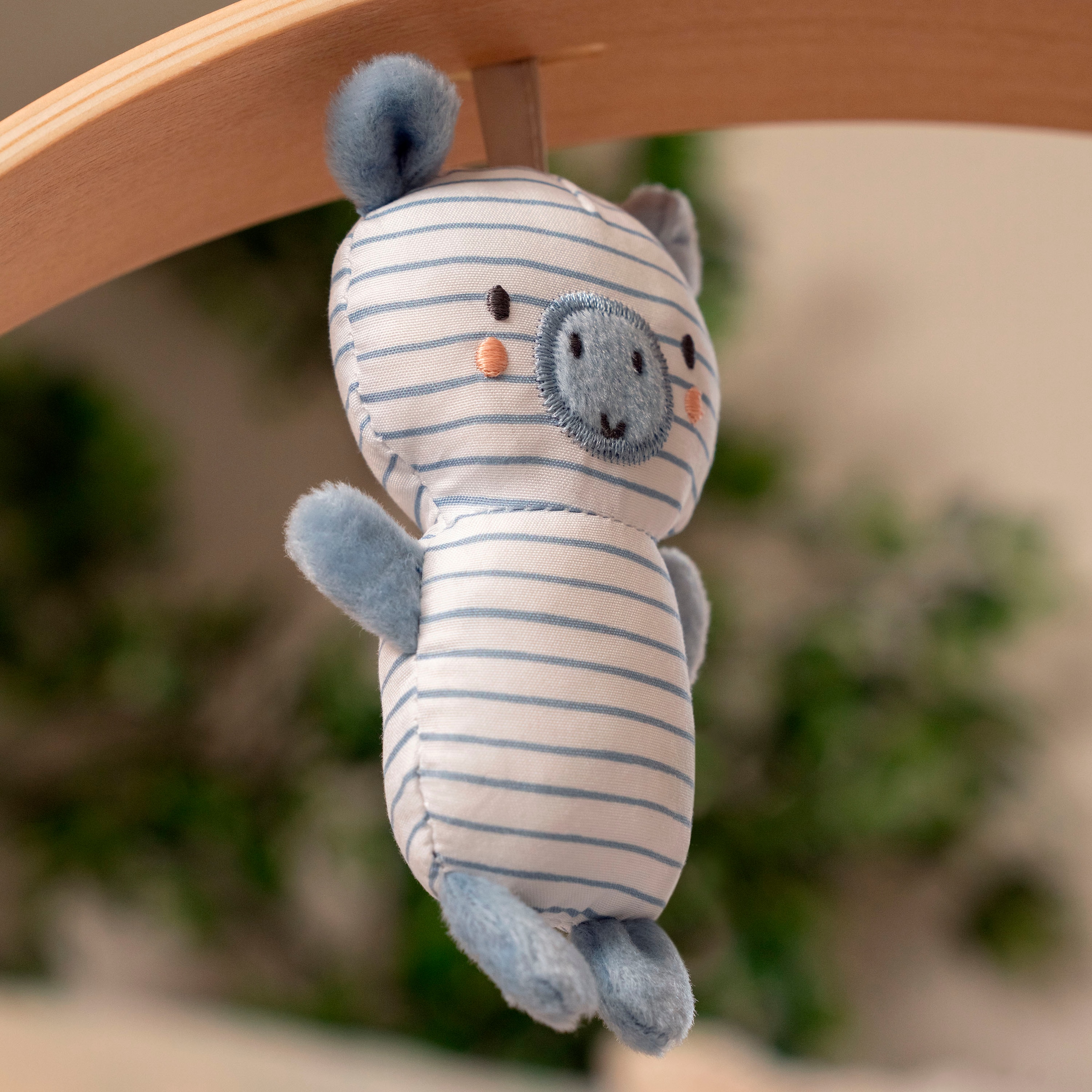 ingenuity Babywippe »Swing 'n Go Portable Swing™ - Chambray« bis 9 kg mit Melodien und Geräuschen