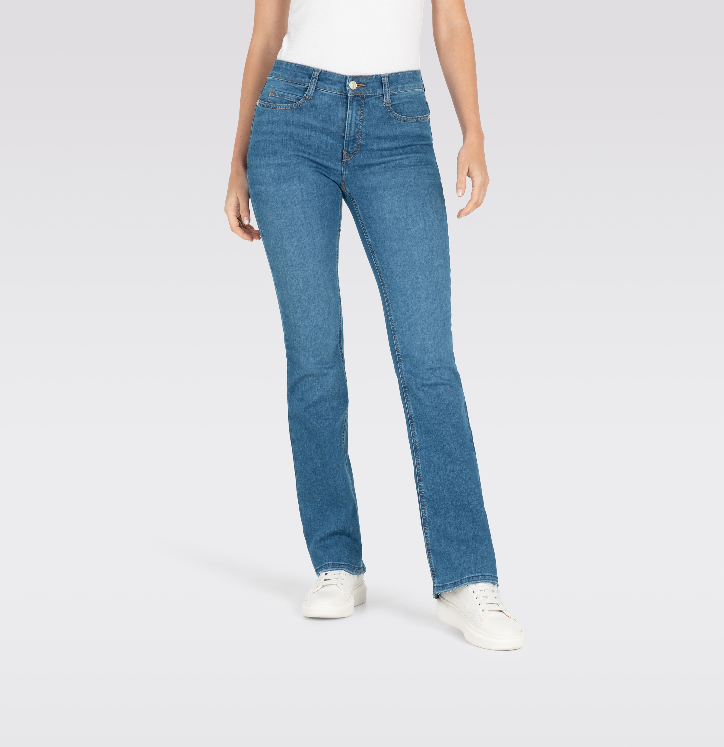 Facettenreiche Damen-Bootcut-Jeans von MAC. Mit schmaler Beinform und weiter werdendem Verlauf ab Kniehhe und hoher Leibhhe. Versehen mit einem Ledermarkenlabel. Kombinierbar fr lssige Freizeitslooks. Bestndige Hose dank dem belastbaren und resistenten Jeansstoff. - 0