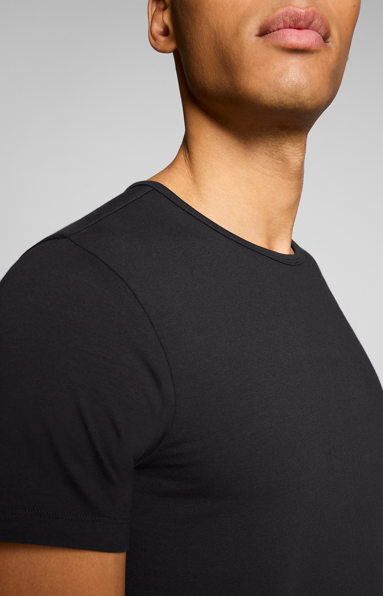 Levi's® T-Shirt »LEVIS MEN SOLID CREW« mit Rundhalsausschnitt