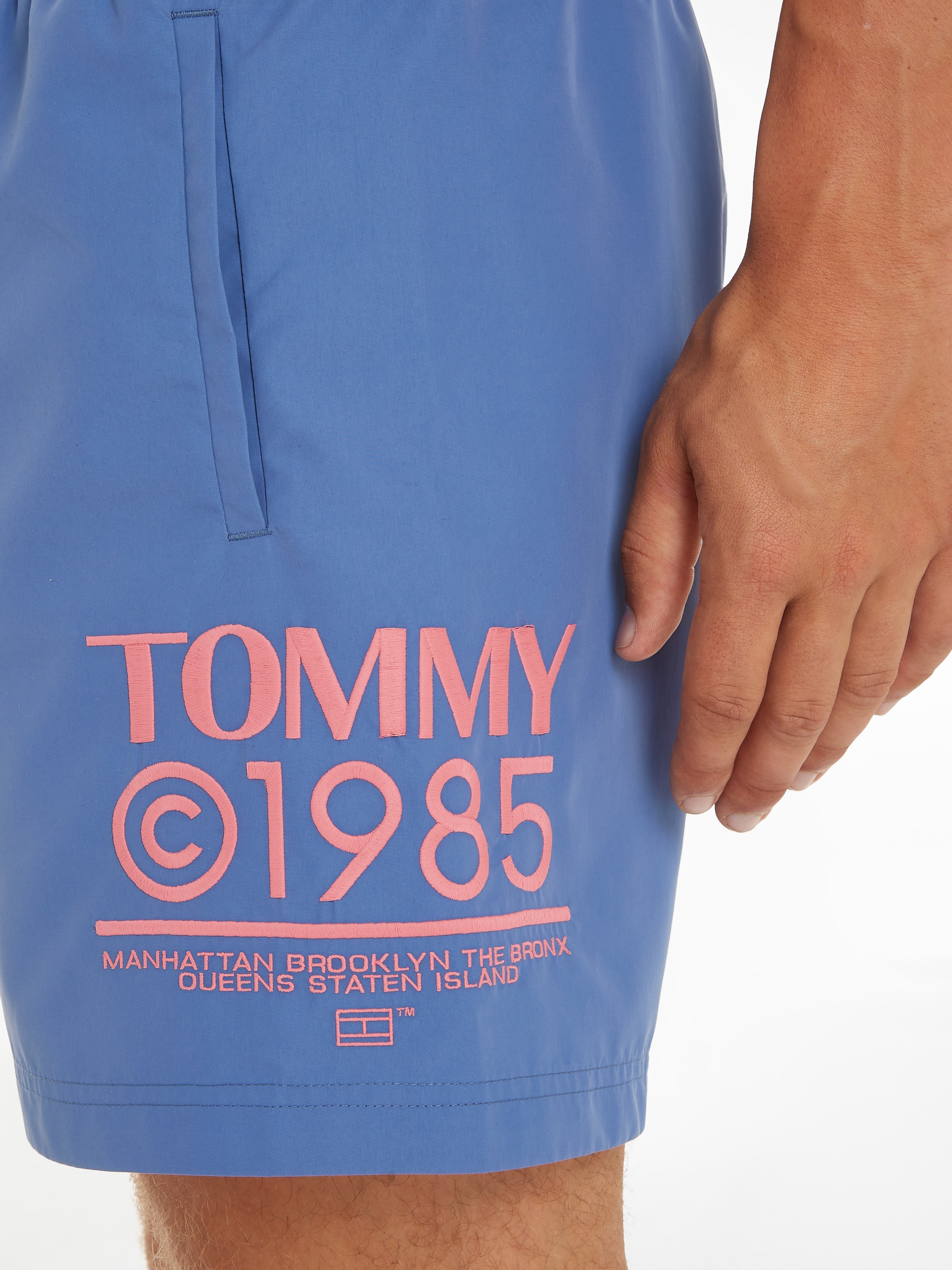 Tommy Hilfiger Swimwear Badeshorts »SF MEDIUM DRAWSTRING«, mit kultigem Logoschriftzug