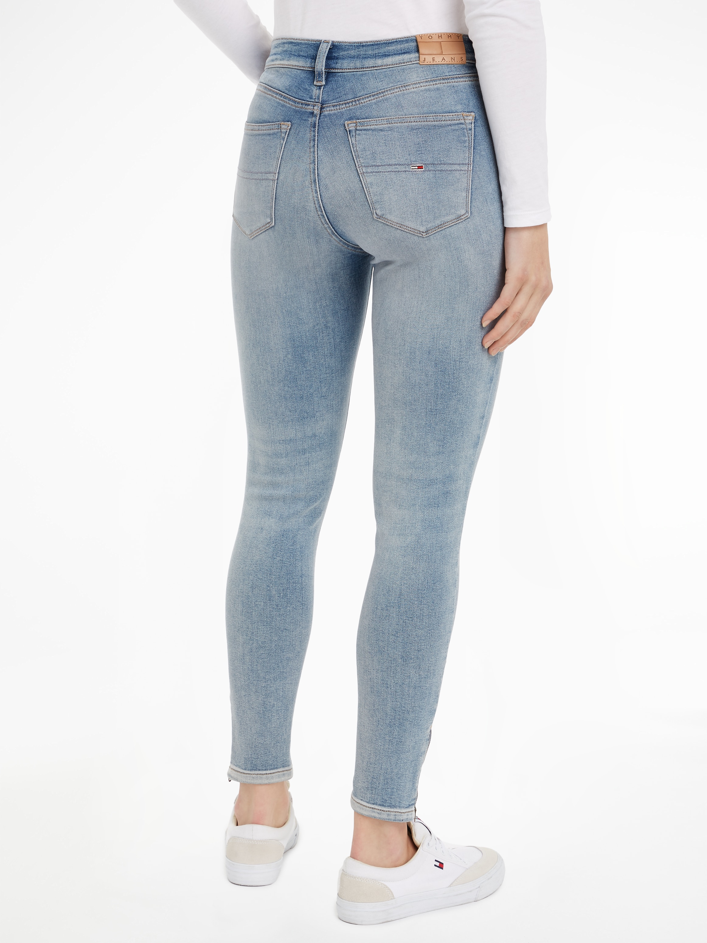 Tommy Jeans Skinny-fit-Jeans »NORA MD SKN ANK ZIP CH1218«, mit Tommy Jeans Logo-Badge