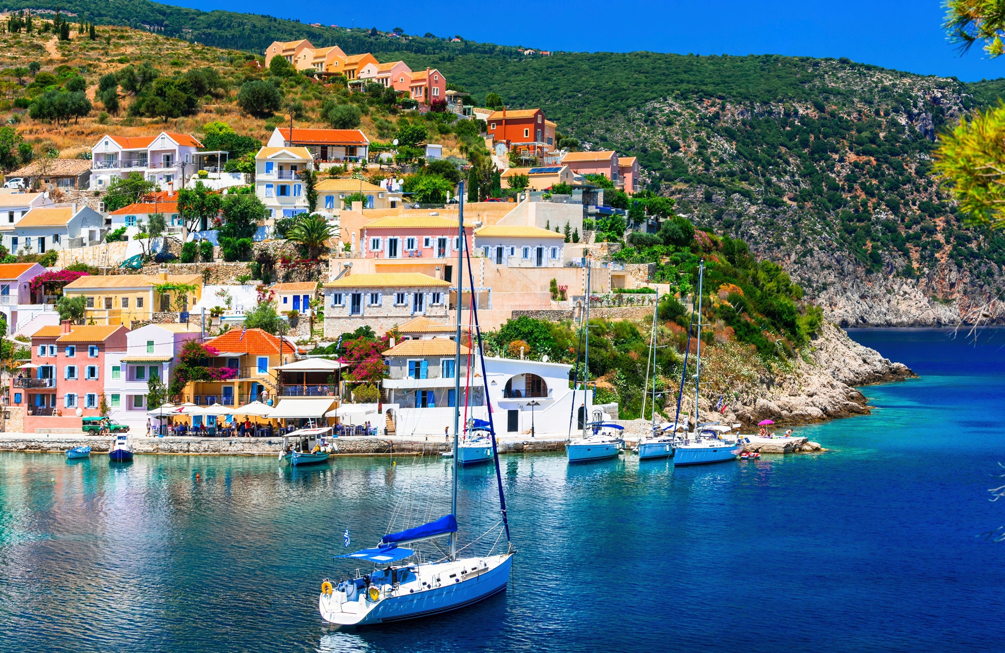 Image of Papermoon Fototapete "DORF AM MEER-KEFALONIA INSEL MEER BOOTE KLIPPEN STRAND"