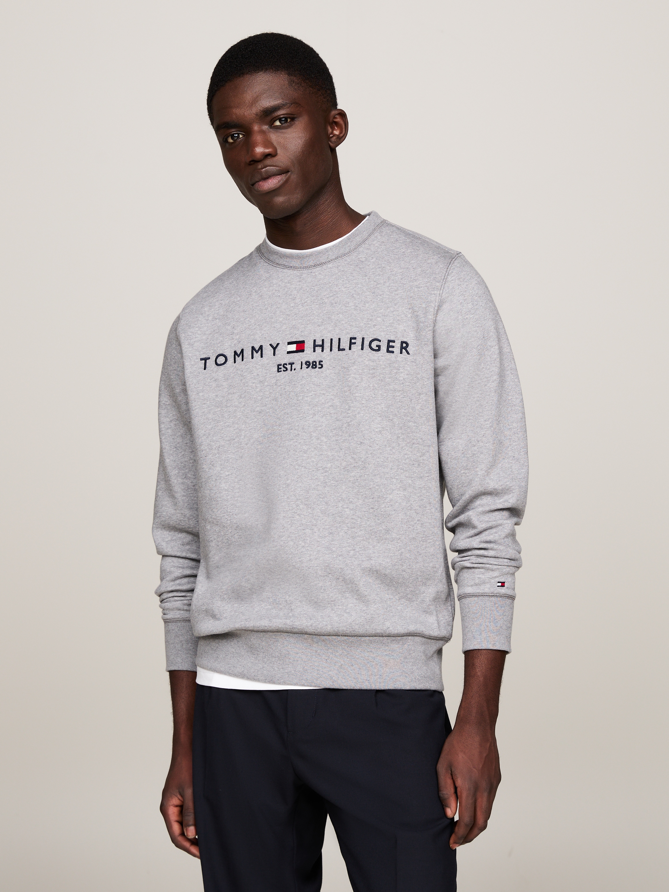 Tommy Hilfiger Sweatshirt »TOMMY LOGO SWEATSHIRT mit Rundhals und Stickerei«, unifarben, casual, regular fit, Baumwollmix, Rundhals