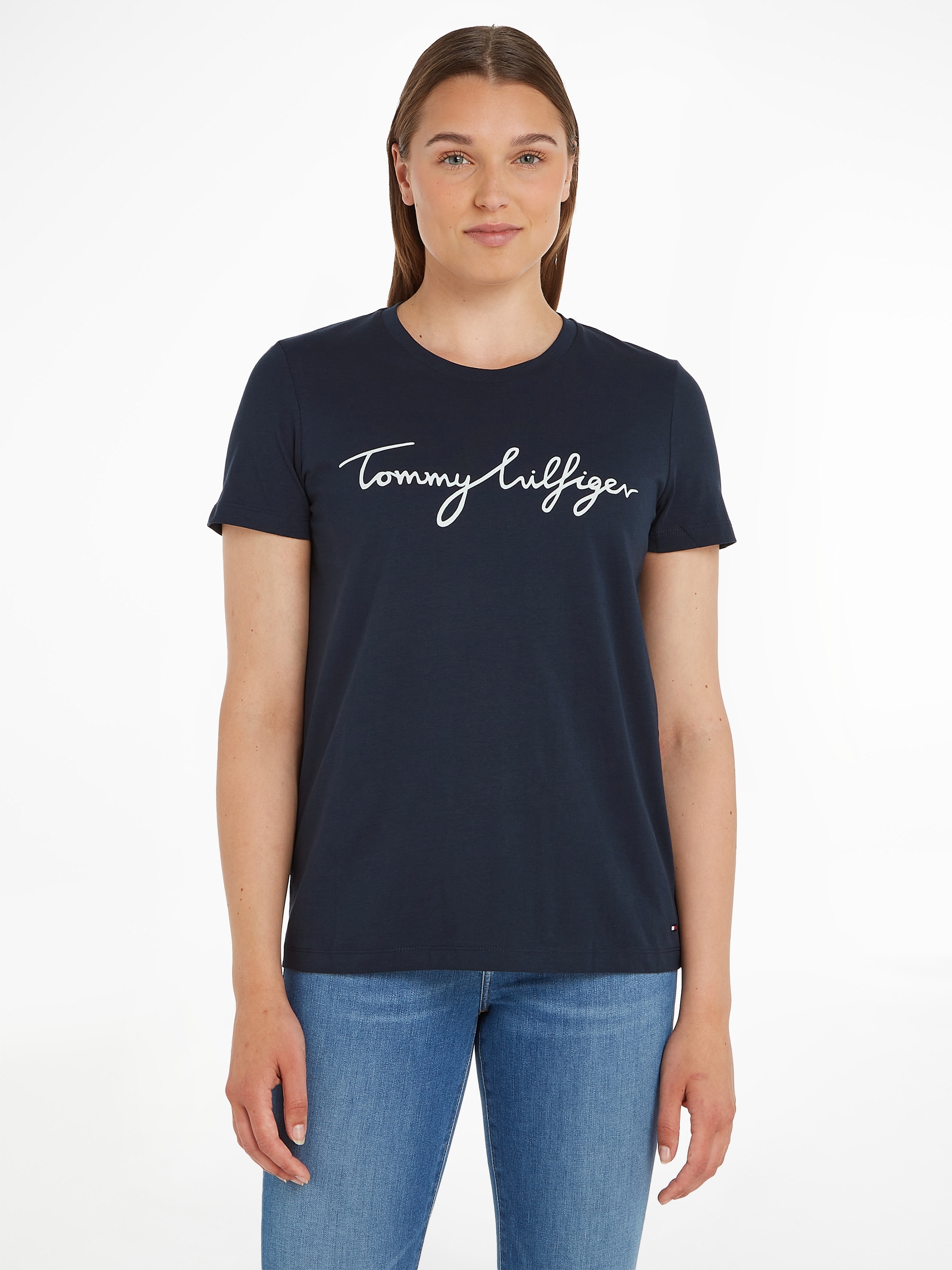 Hilfiger kaufen Script versandkostenfrei NECK mit »HERITAGE Tommy CREW Saum Tommy T-Shirt Logo-Flag GRAPHIC am Hilfiger ♕ Logo-Schriftzug & TEE«,