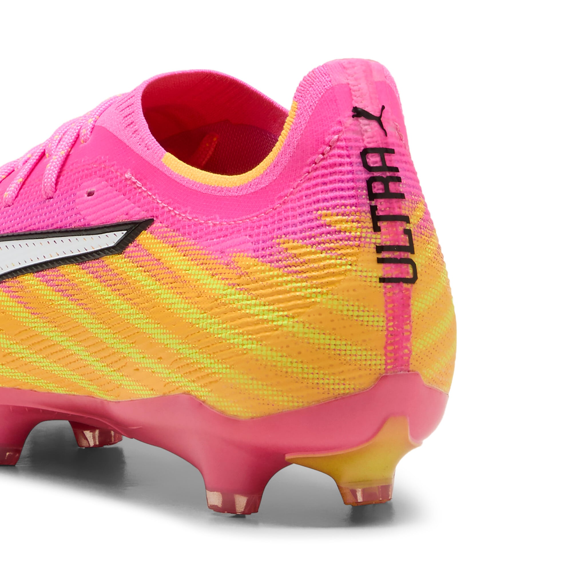 PUMA Chaussure de football »ULTRA 6 PRO FGAG«  avec profil à crampons pour terrains en gazon et gazon synthétique, en synthétique