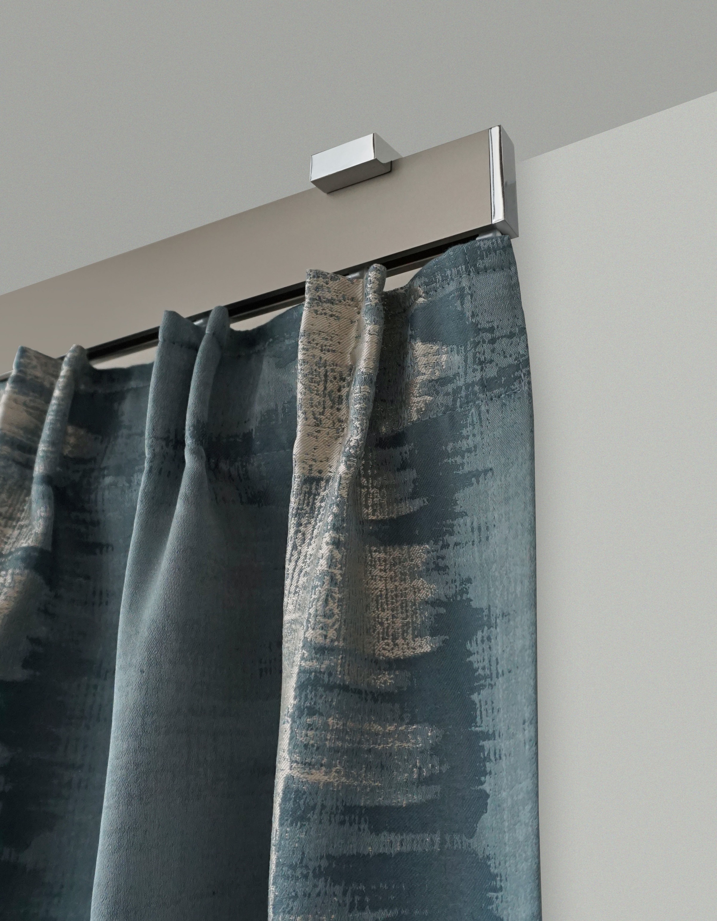 Image of GARESA Gardinenstange »FLAT«, 1 läufig-läufig, Wunschmasslänge, Rechteckprofil, Deckenmontage, perfekter Lauf, modern, mit Profilverbinder verlängerbar, mit Endkappe bei Ackermann Versand Schweiz