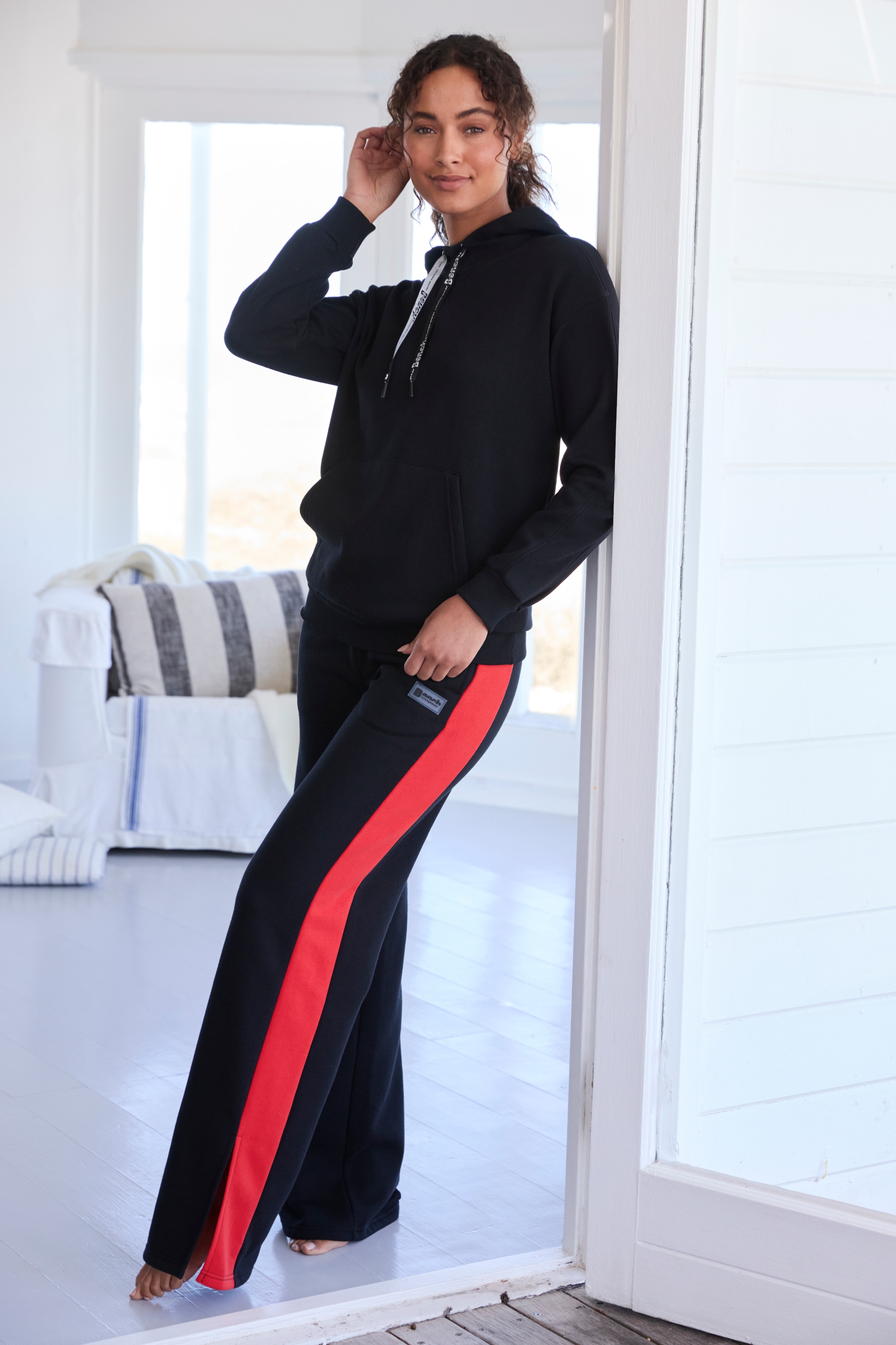 Image of Bench. Loungewear Loungehose mit Seitenschlitzen am Beinsaum und Silikon Logo Badge, Loungewear
