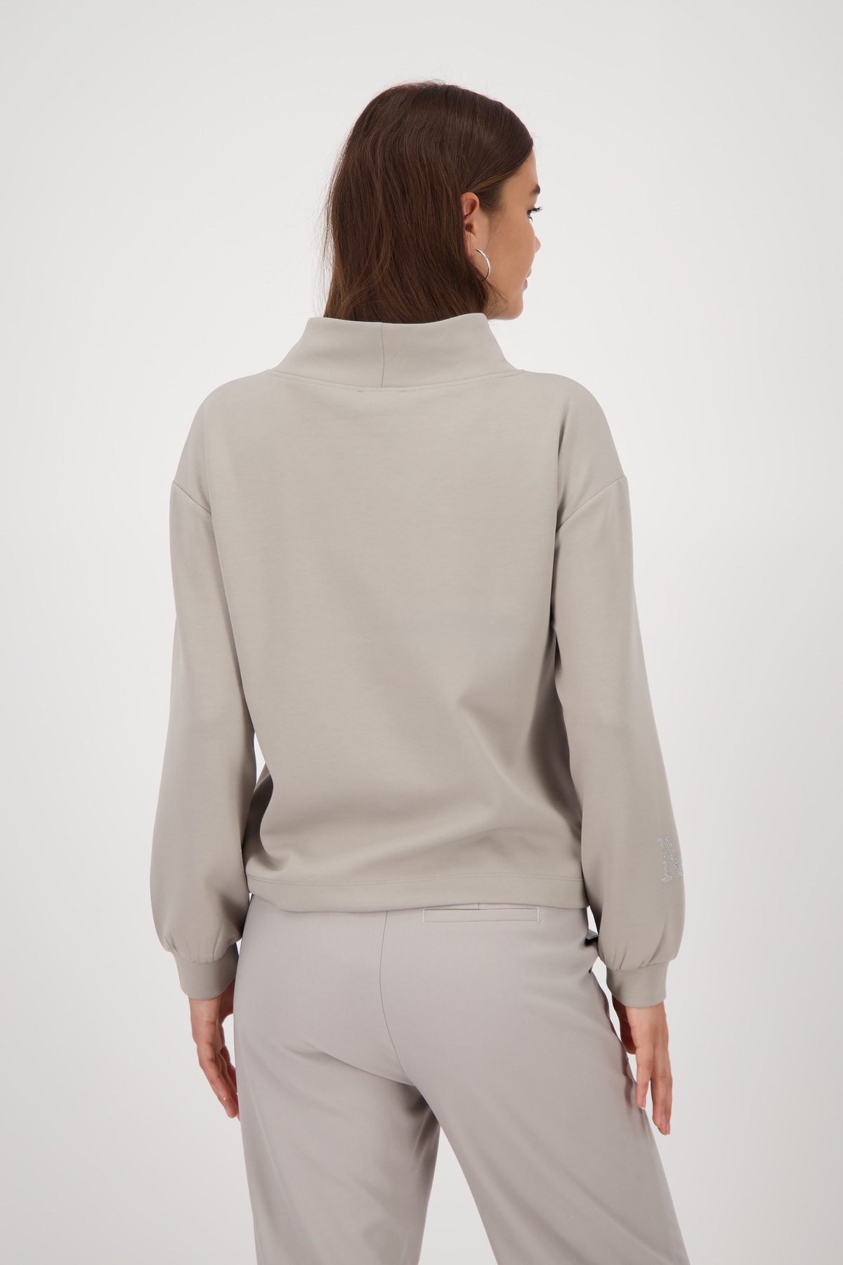Monari Sweatshirt »Sweatshirt Schmuckdetail«, Stehkragen mit Bindeband, Logo aus Strasssteinen