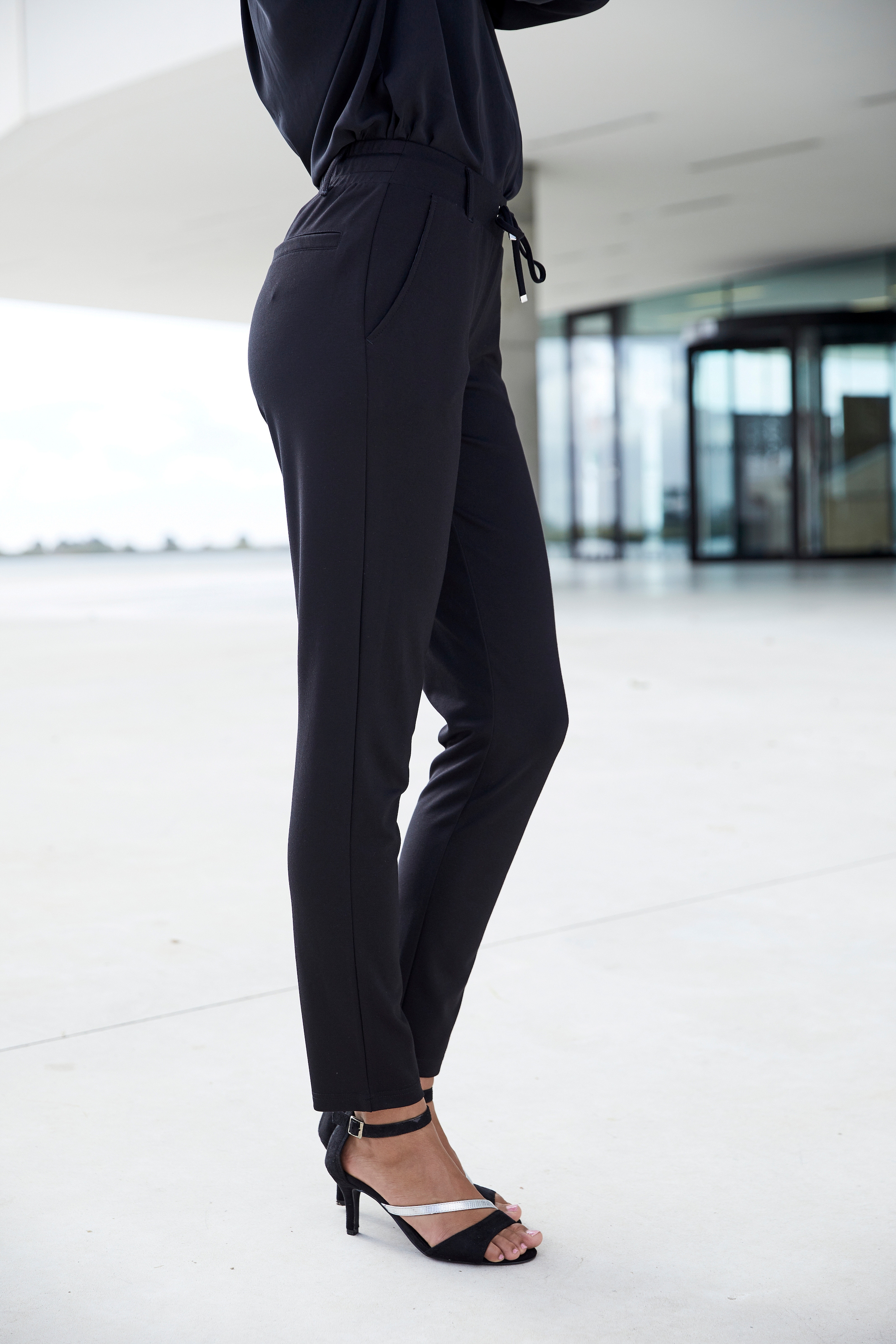 ♕ LASCANA Jogger Pants, (1 tlg.), mit elastischem Bund und Gürtelschlaufen,  Loungewear, Loungeanzug versandkostenfrei kaufen