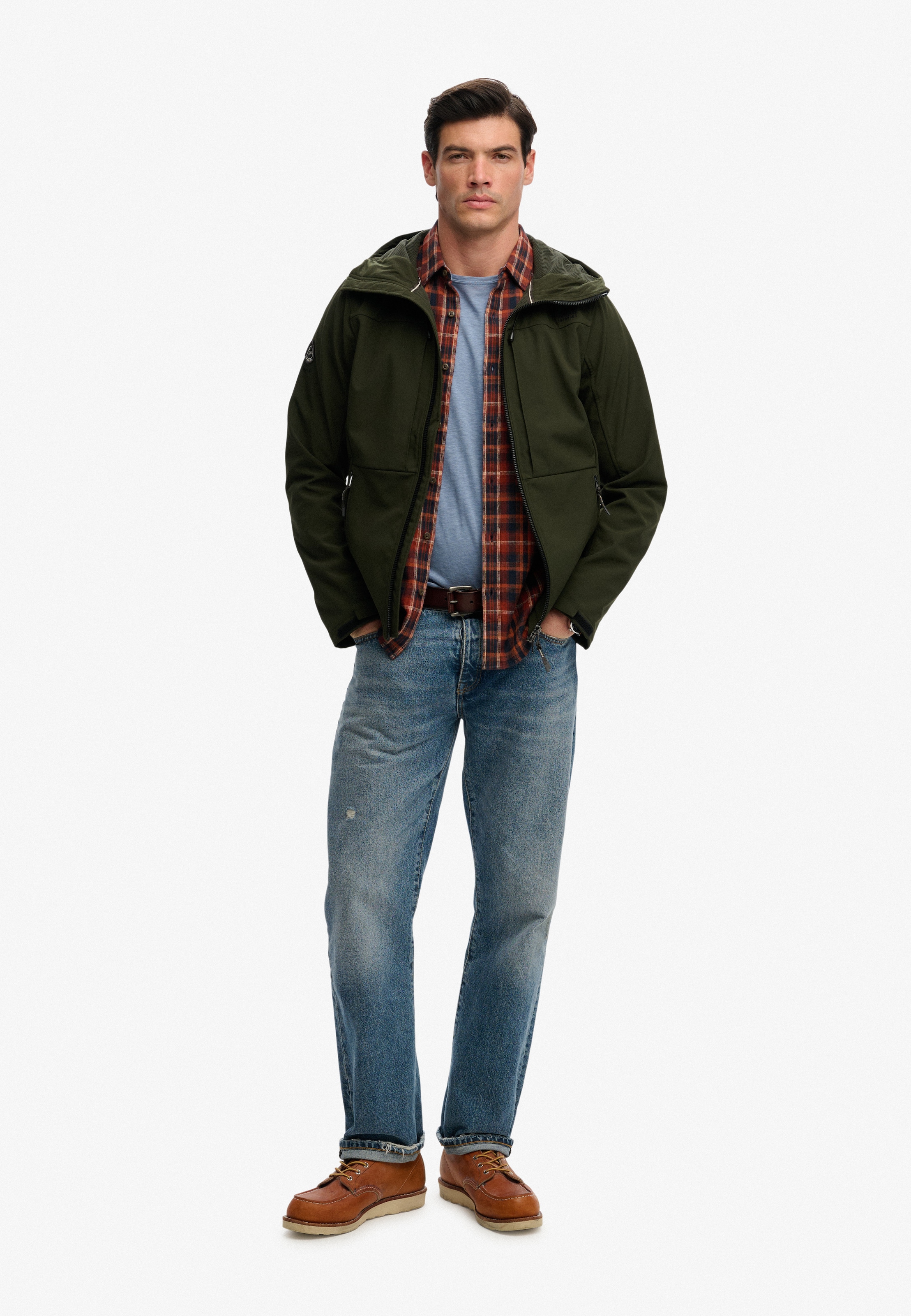 Superdry Veste d'extérieur »HOODED SOFTSHELL TREKKER JKT« avec capuche avec mélange de matériaux polyester et élasthanne, coupe décontractée