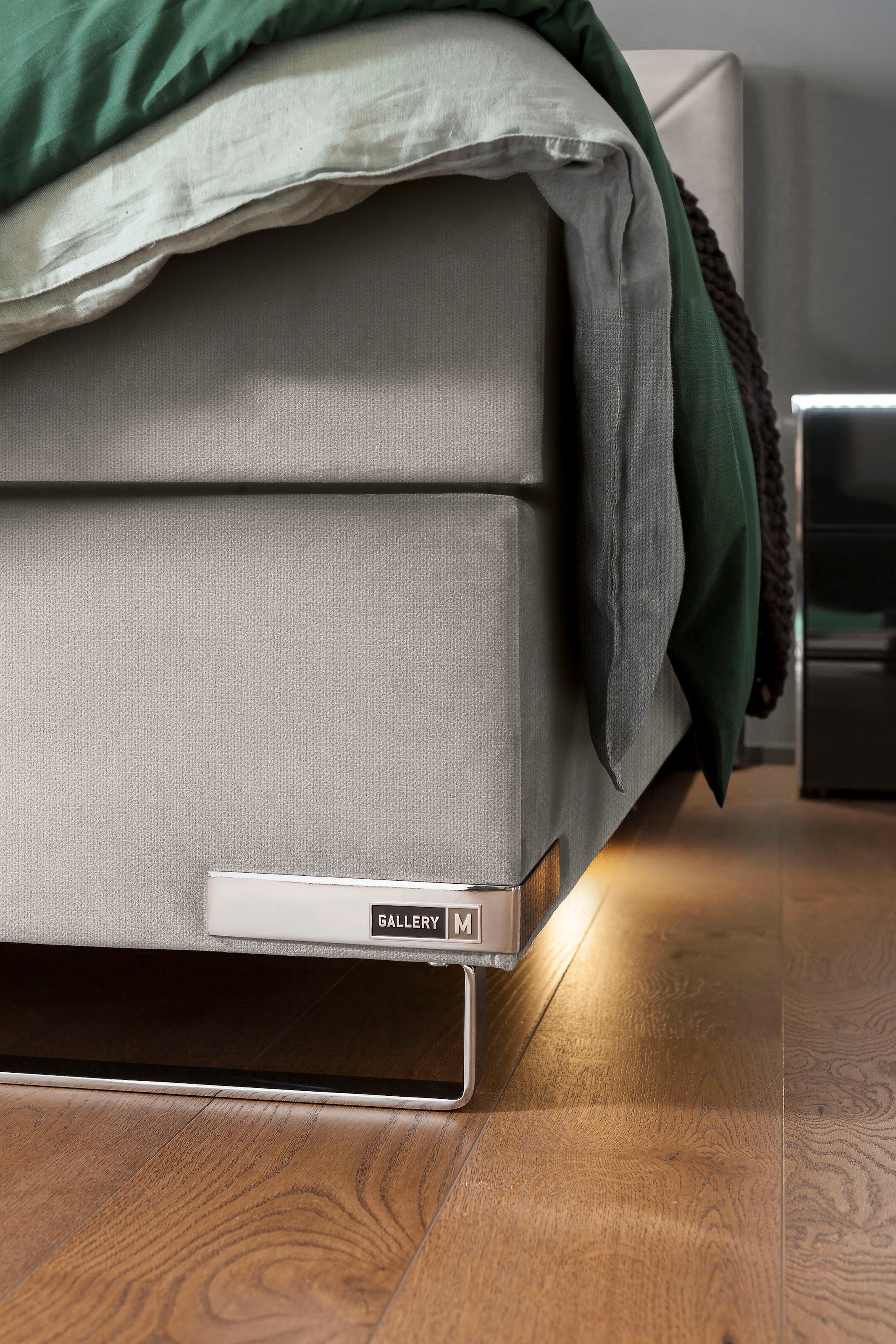 GALLERY M branded by Musterring Lit boxspring »Dubai« Kufe in Chrom, 3 Härtegrade, Kopfteil mit Knopfheftung
