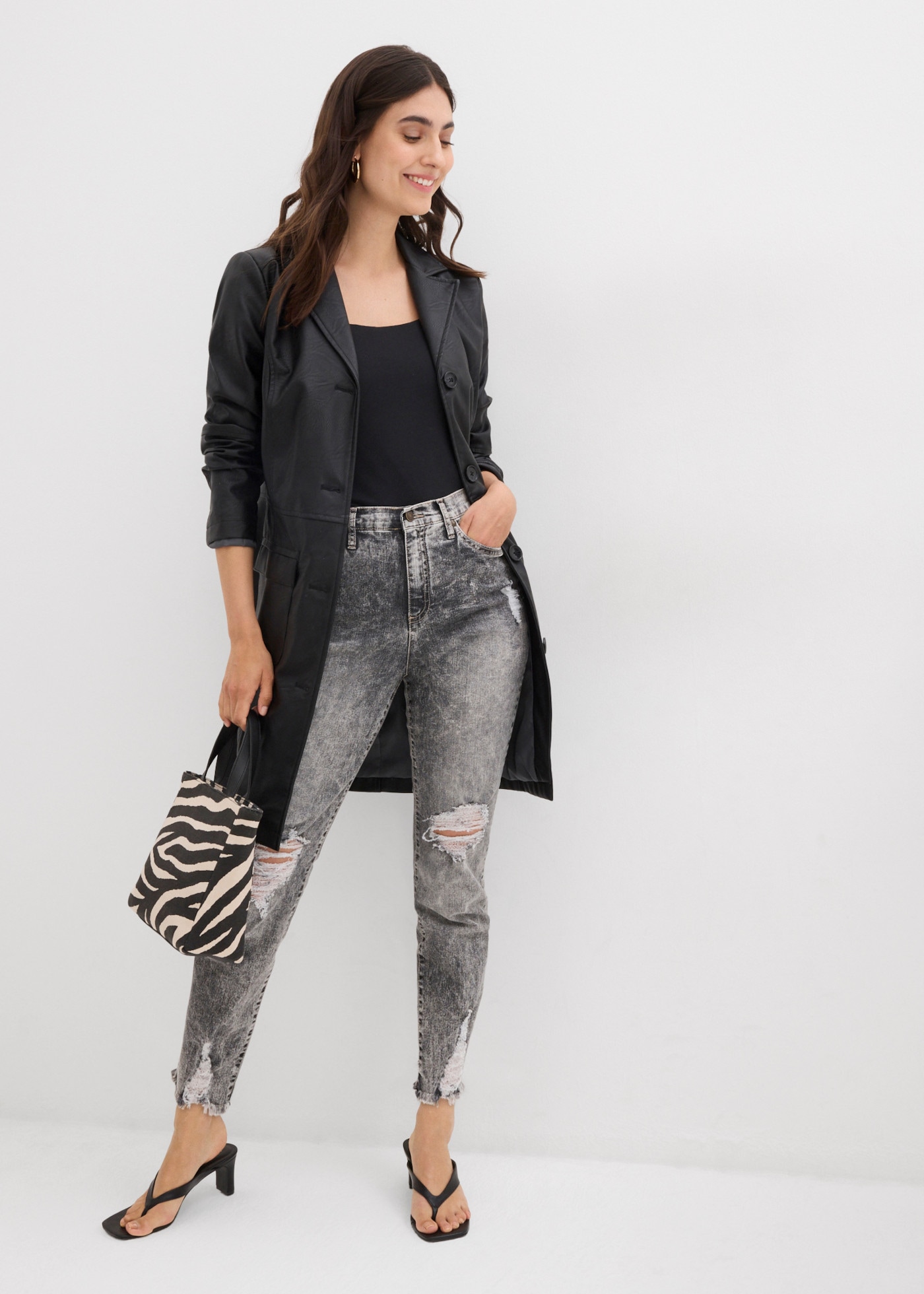 bonprix Mom-Jeans modischer Schnitt, Regular Fit, ausgefranster Saum