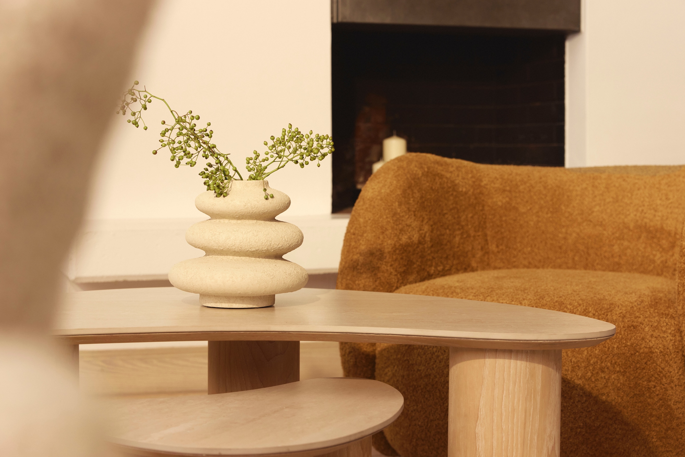 homsy by Ana Johnson Table basse »Laysy« Ensemble, 2 cuis tlg. avec plateau en céramique et pieds massifs en frêne