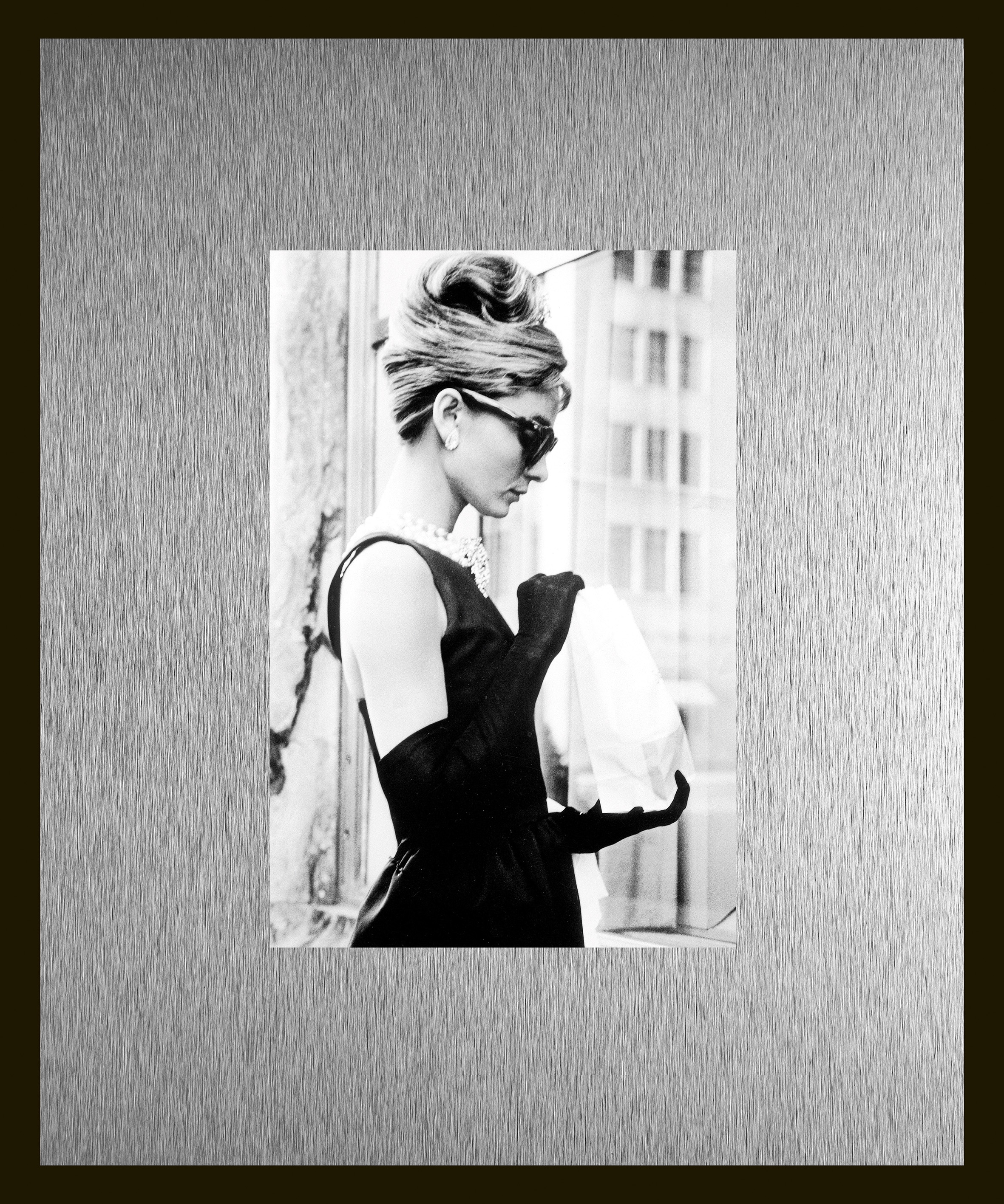 Image of queence Bild "Trend Wandbild, Wandkunst, Kunstdruck "Audrey Hepburn"" Filmfiguren Filmszene Schwarz-Weiss 1 Stk. tlg. inkl. Passepartout aus hochwertigem Aluminium und schwarzem Rahmen