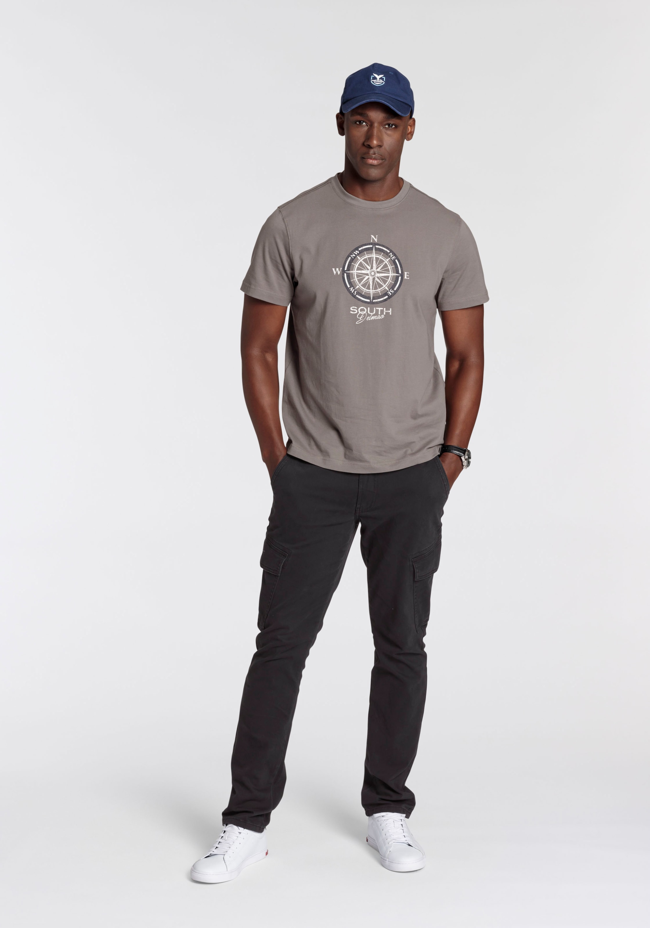 ♕ DELMAO T-Shirt, mit modischem Brustprint - NEUE MARKE! versandkostenfrei  auf | Jogginghosen