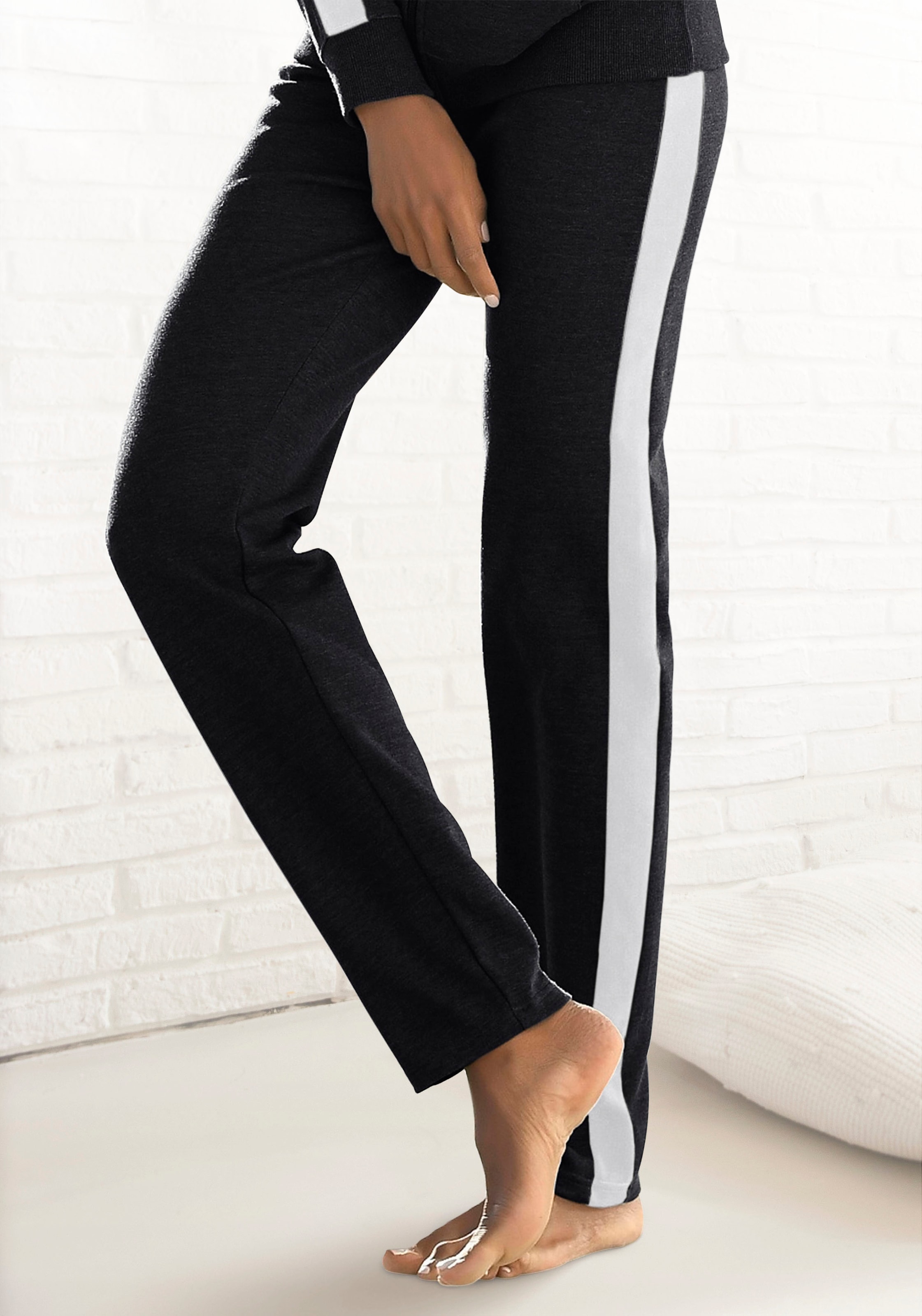 Image of Bench. Loungewear Loungehose mit Seitenstreifen und geradem Bein, Loungewear