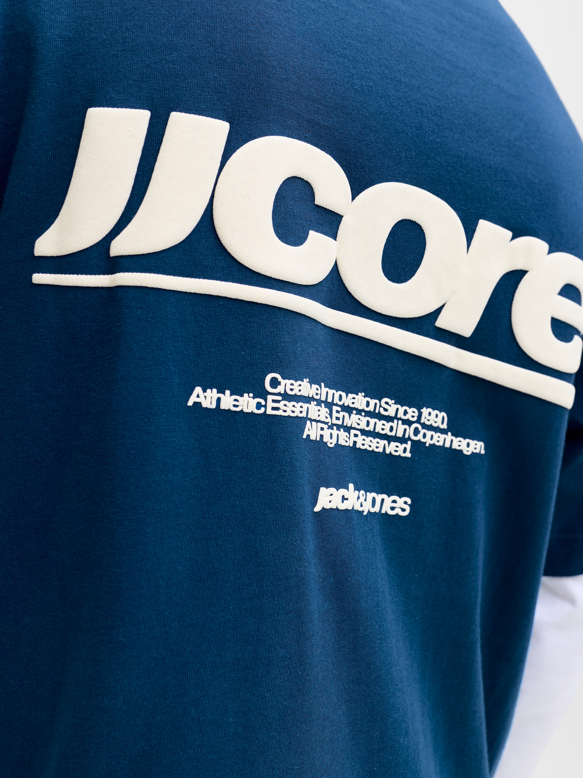 Jack & Jones T-Shirt »JCOCLUB BACK TEXT PRNT TEE SS CREW SN« mit Print