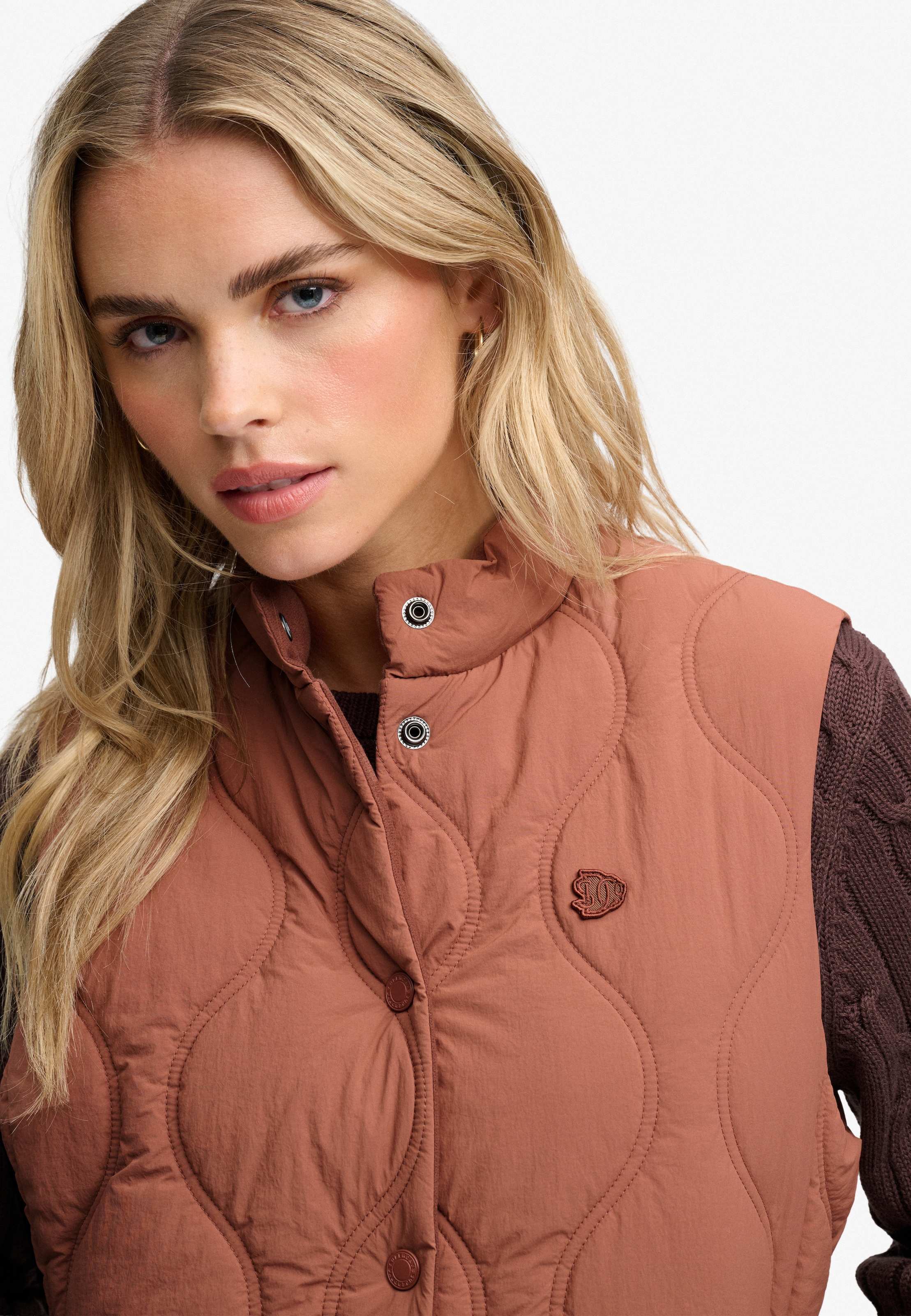 Superdry Gilet matelassé »ONION QUILT CRINKLE SNAP GILET« en nylon, coupe slim, avec fermeture éclair, longueur normale