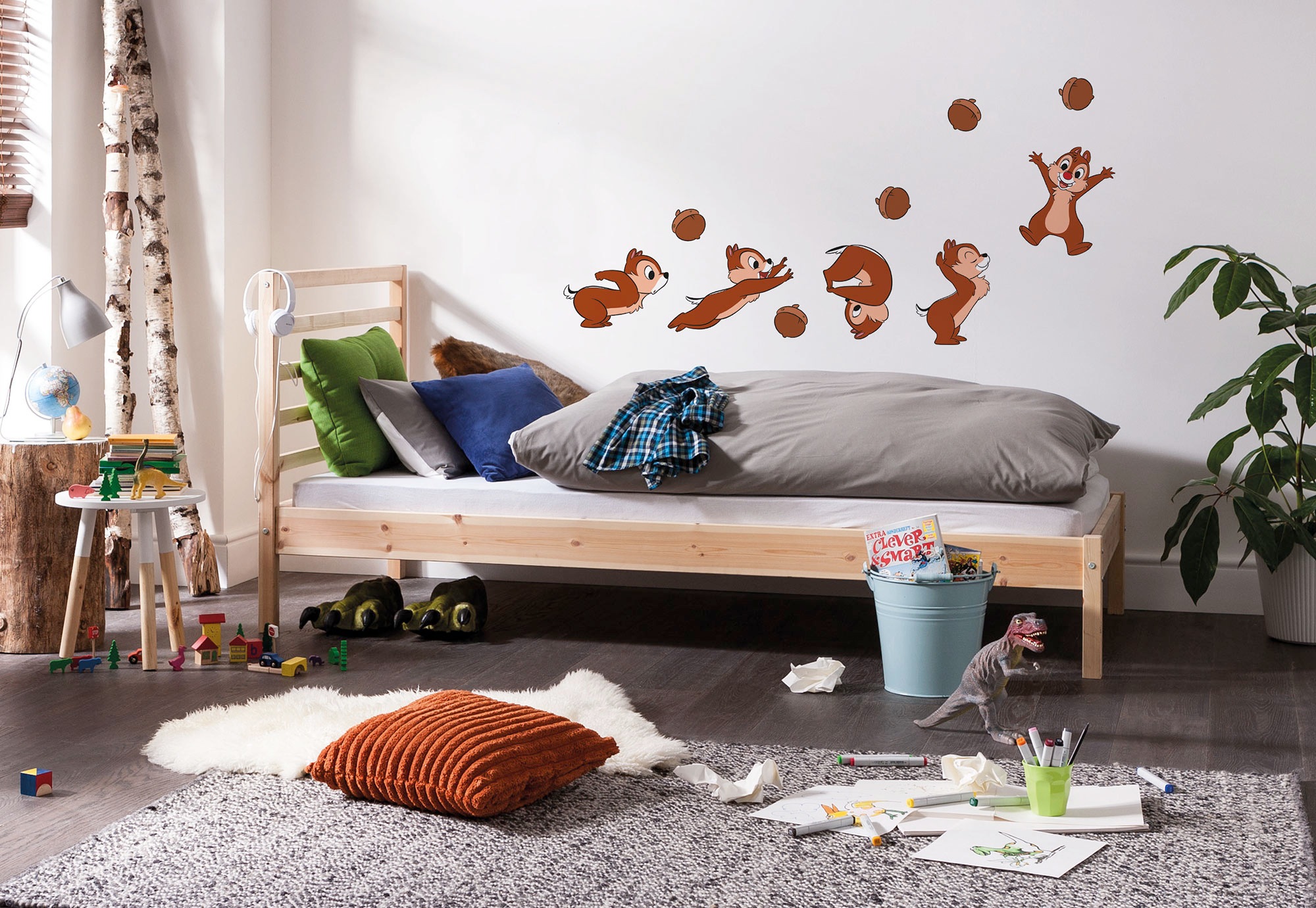 Image of Komar Wandtattoo "Chip n Dale Hazelnut Hunt" 50 x 70 cm (Breite x Höhe) - Kinderzimmer, Wandsticker