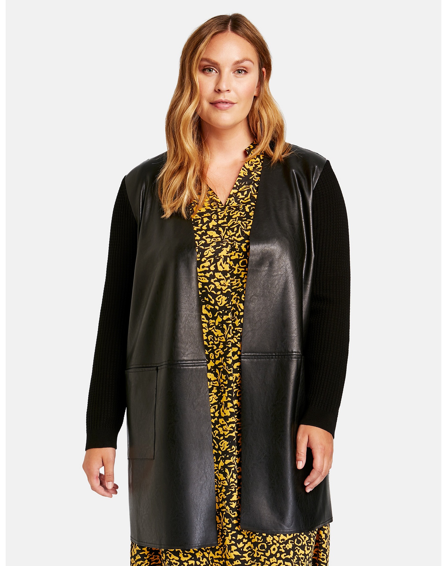 Strickjacke »Long-Cardigan mit Kunstleder-Front«