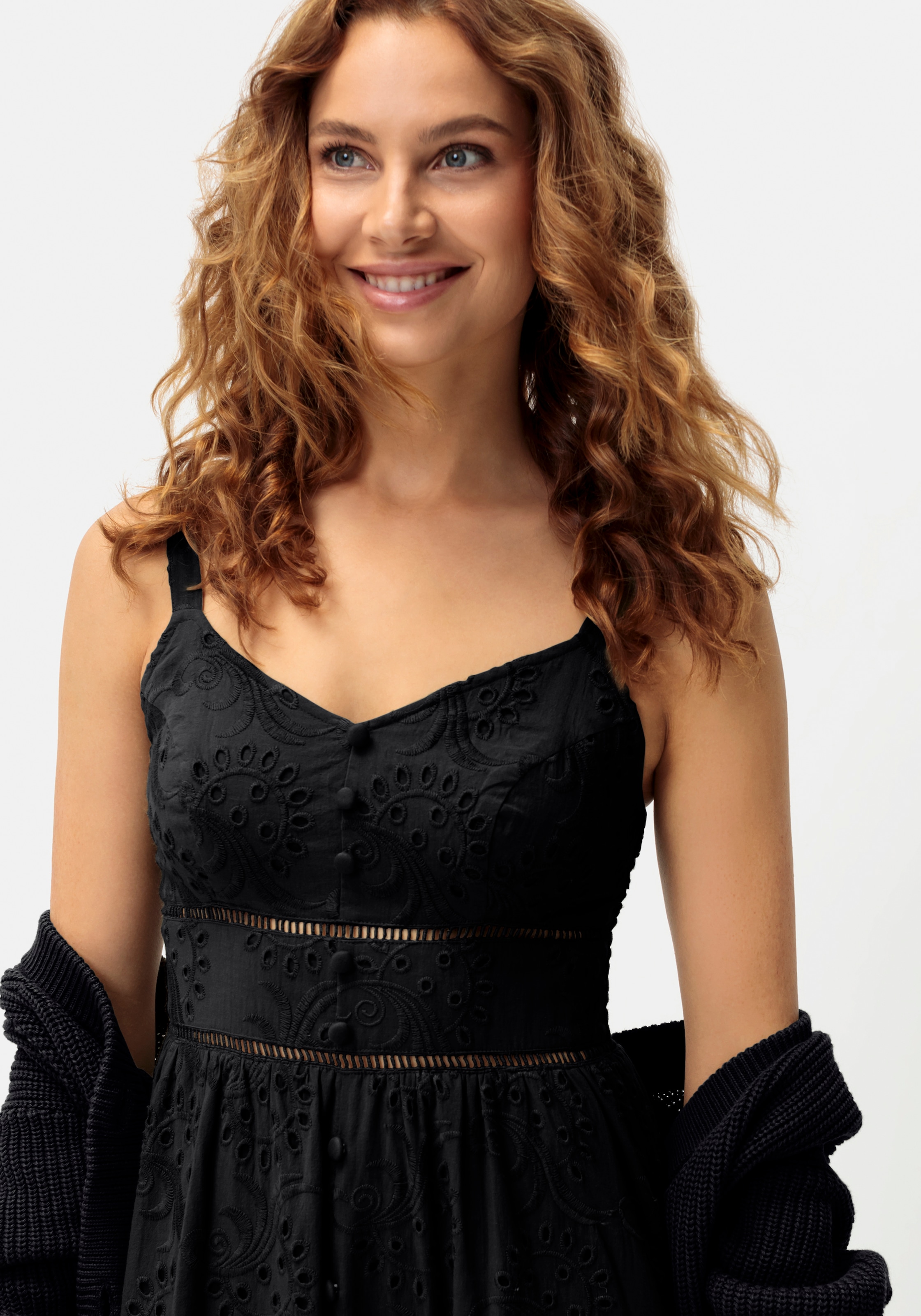 LASCANA Robe midi mit sommerlicher Lochstickerei