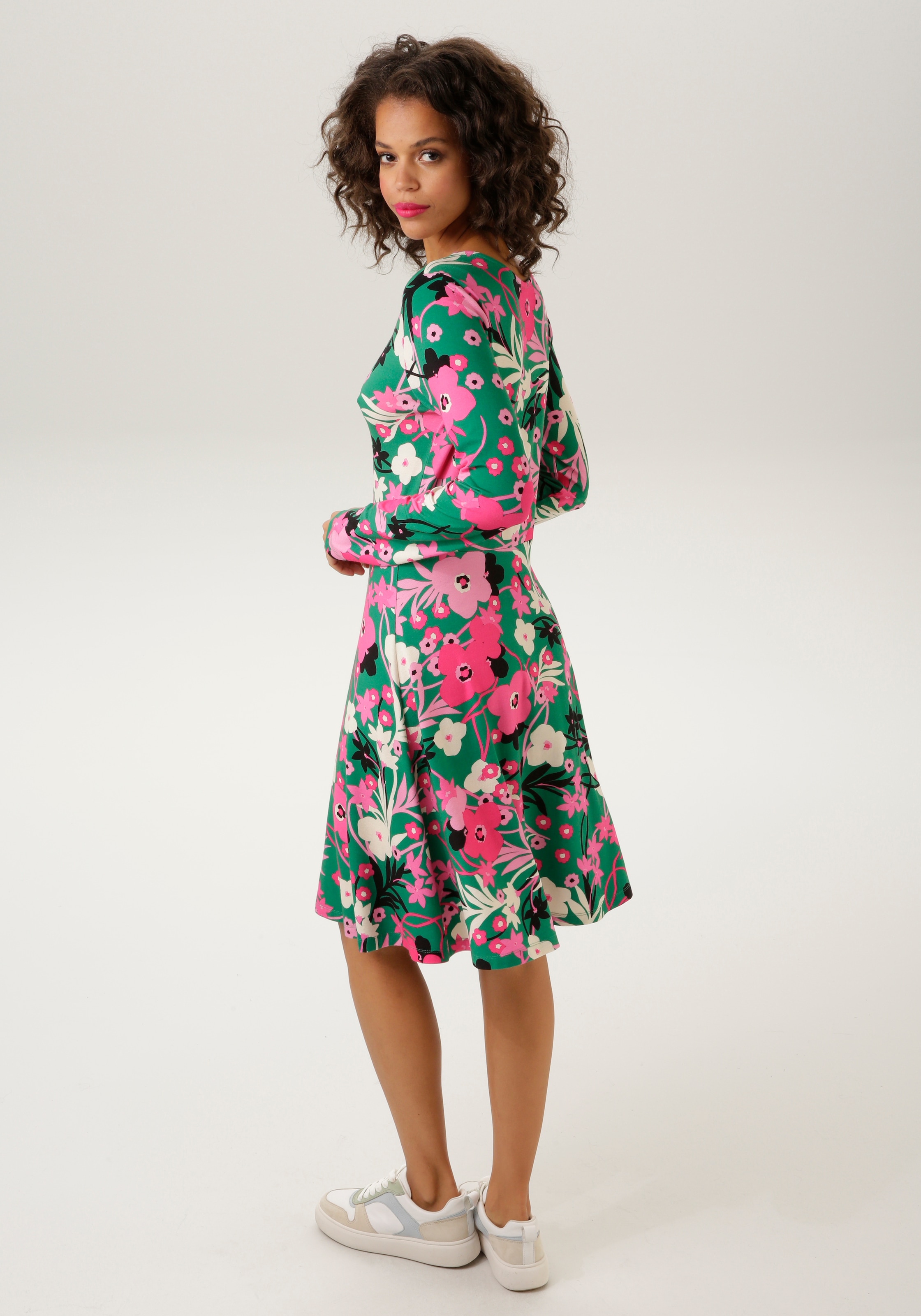 sur ein Jerseykleid, Unikat frais -jedes mit de - Teil Aniston KOLLEKTION CASUAL NEUE trendfarbigen sans Blumendruck livraison