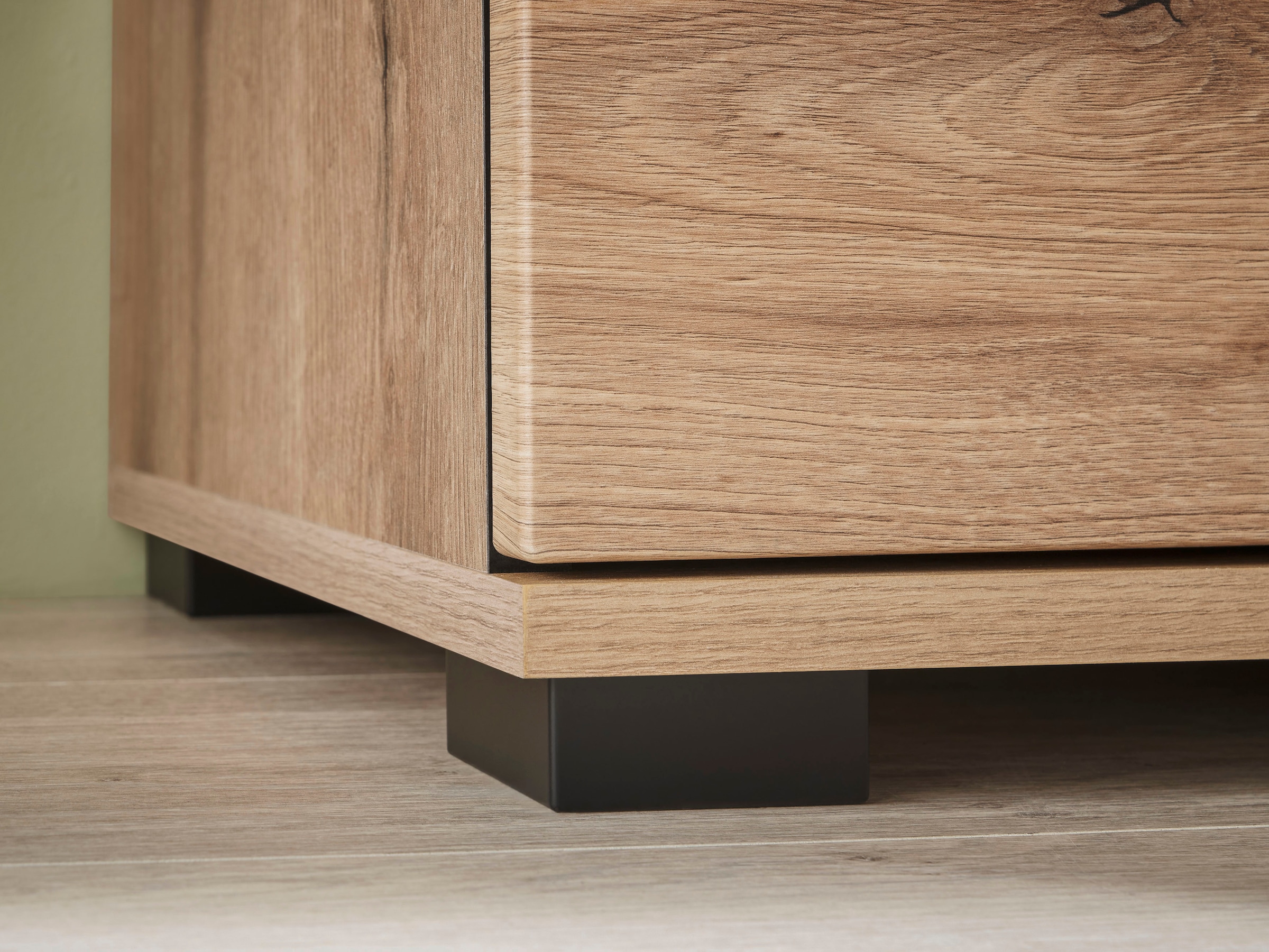 INOSIGN Vitrine »Cantara, Vitrinenschrank in Eiche Evoke oder weiss, Standvitrine«, schwarzer Stangengriff, ausreichend Stauraum, vielseitig einsetzbar