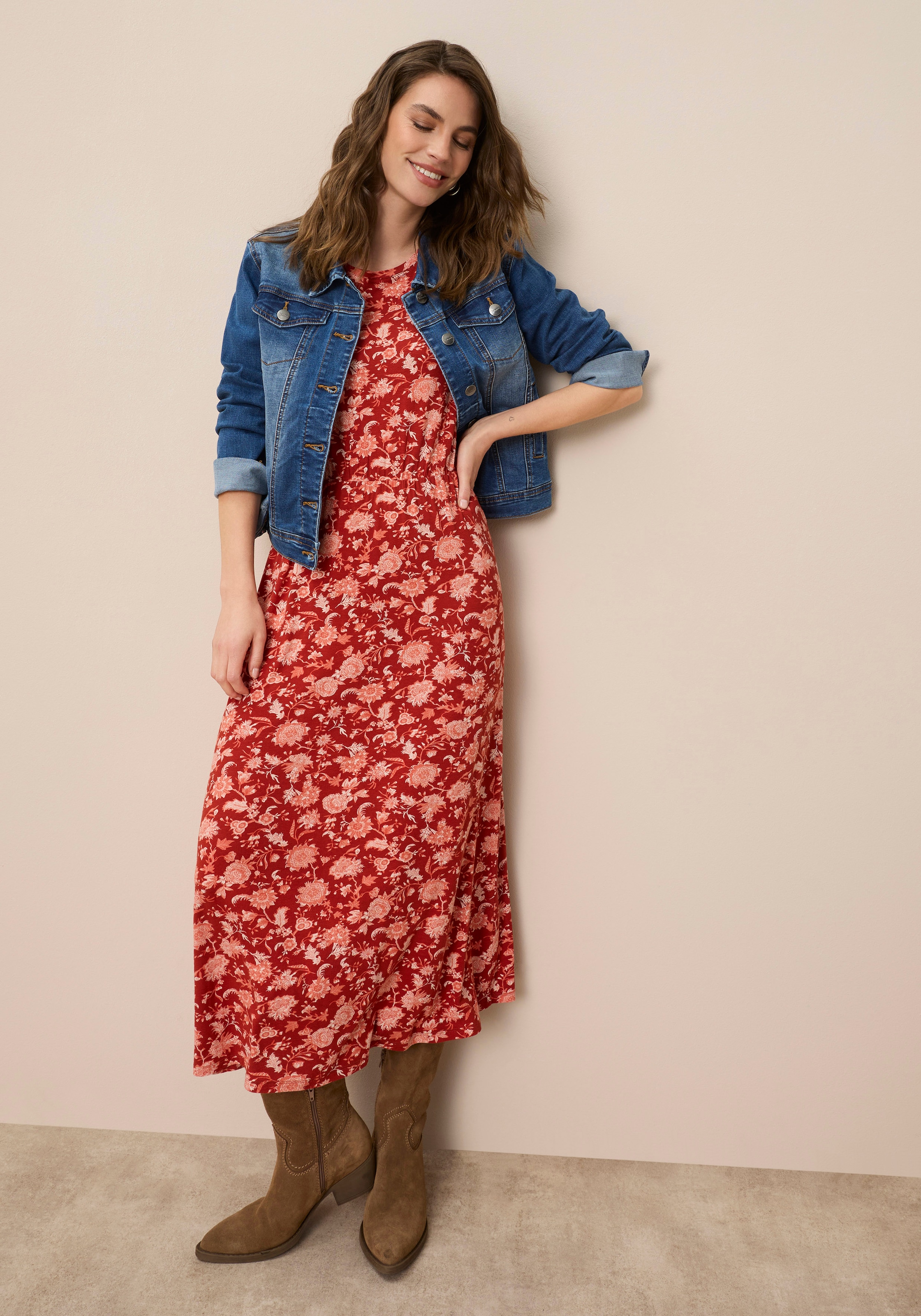 Tamaris Maxi robe »aus elastischer Viskosemischung, taillierte Passform« mit stilvollem Muster, ideal für die Übergangszeit